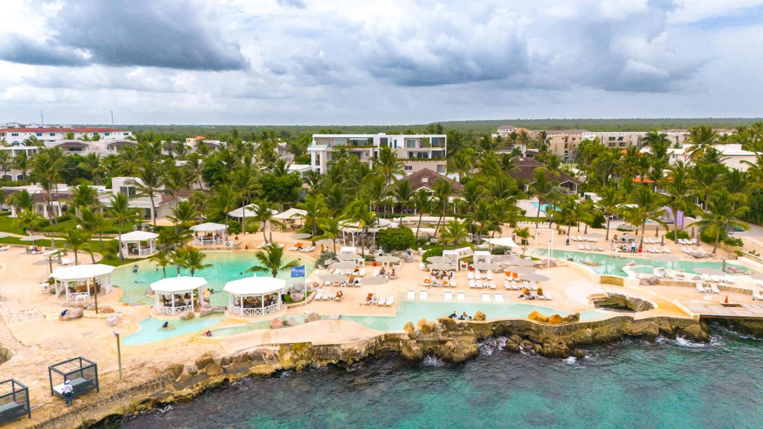 TRACADERO Beach Club & Holidays Rentals