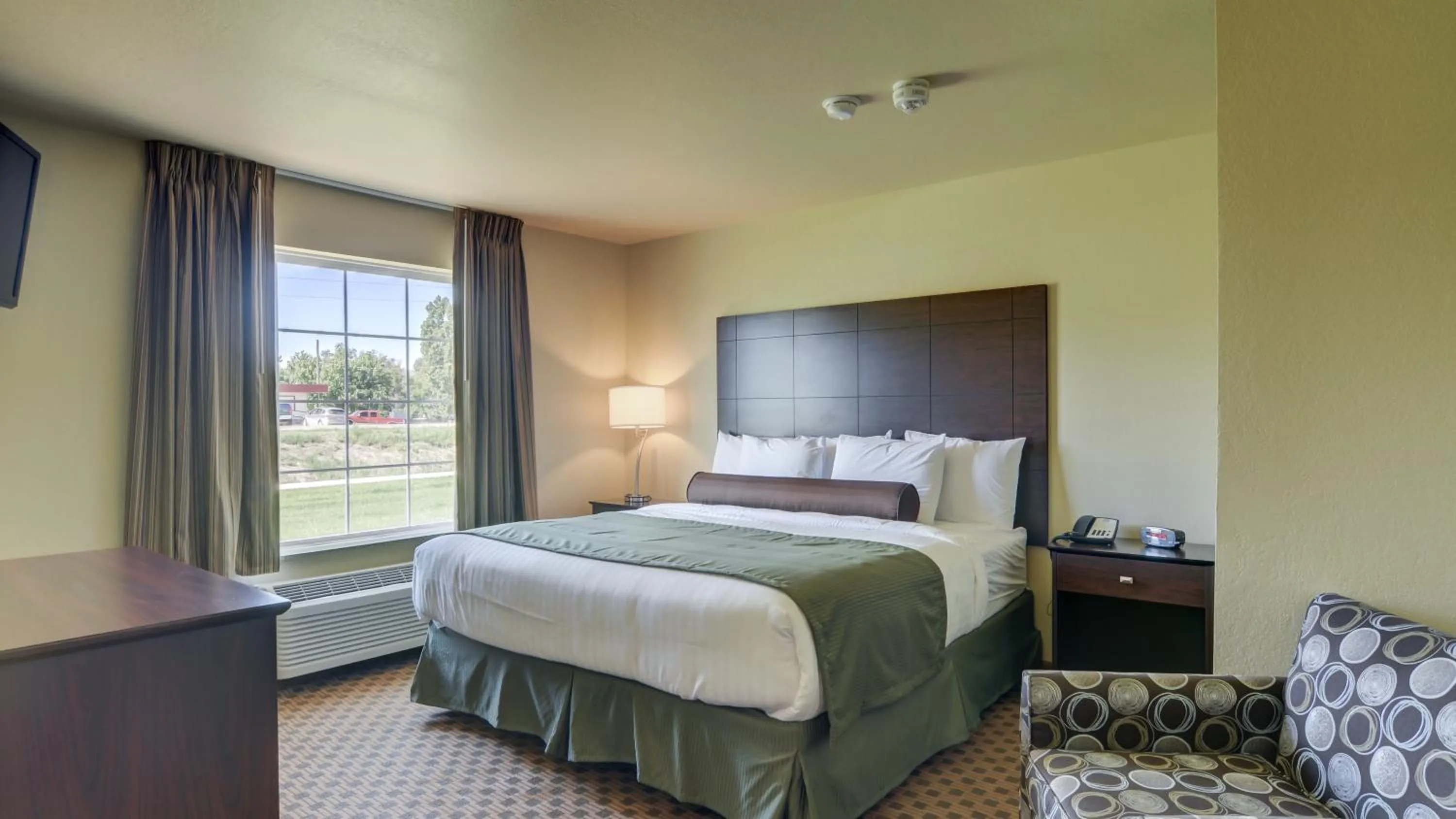 Bed in Cobblestone Inn & Suites-Kersey