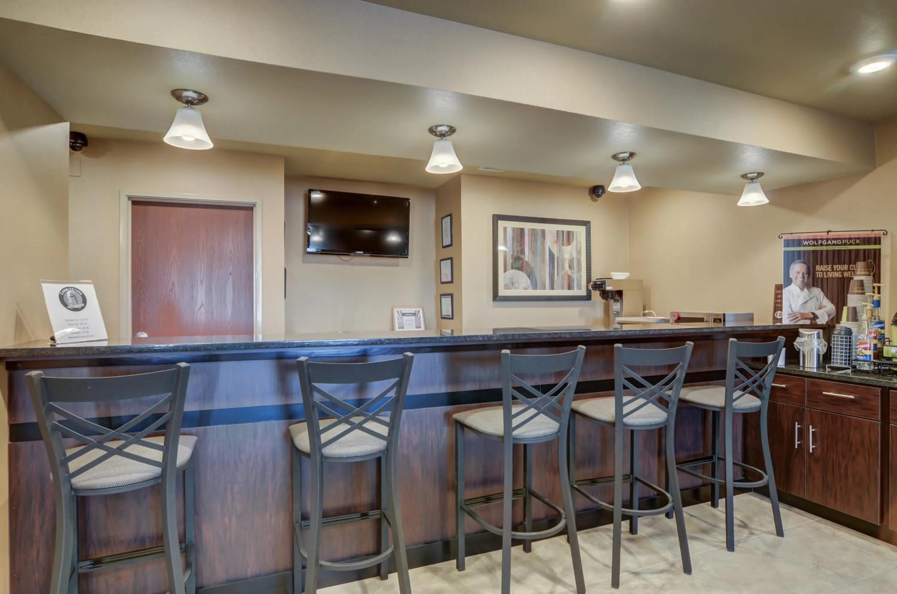 Lounge or bar in Cobblestone Inn & Suites-Kersey