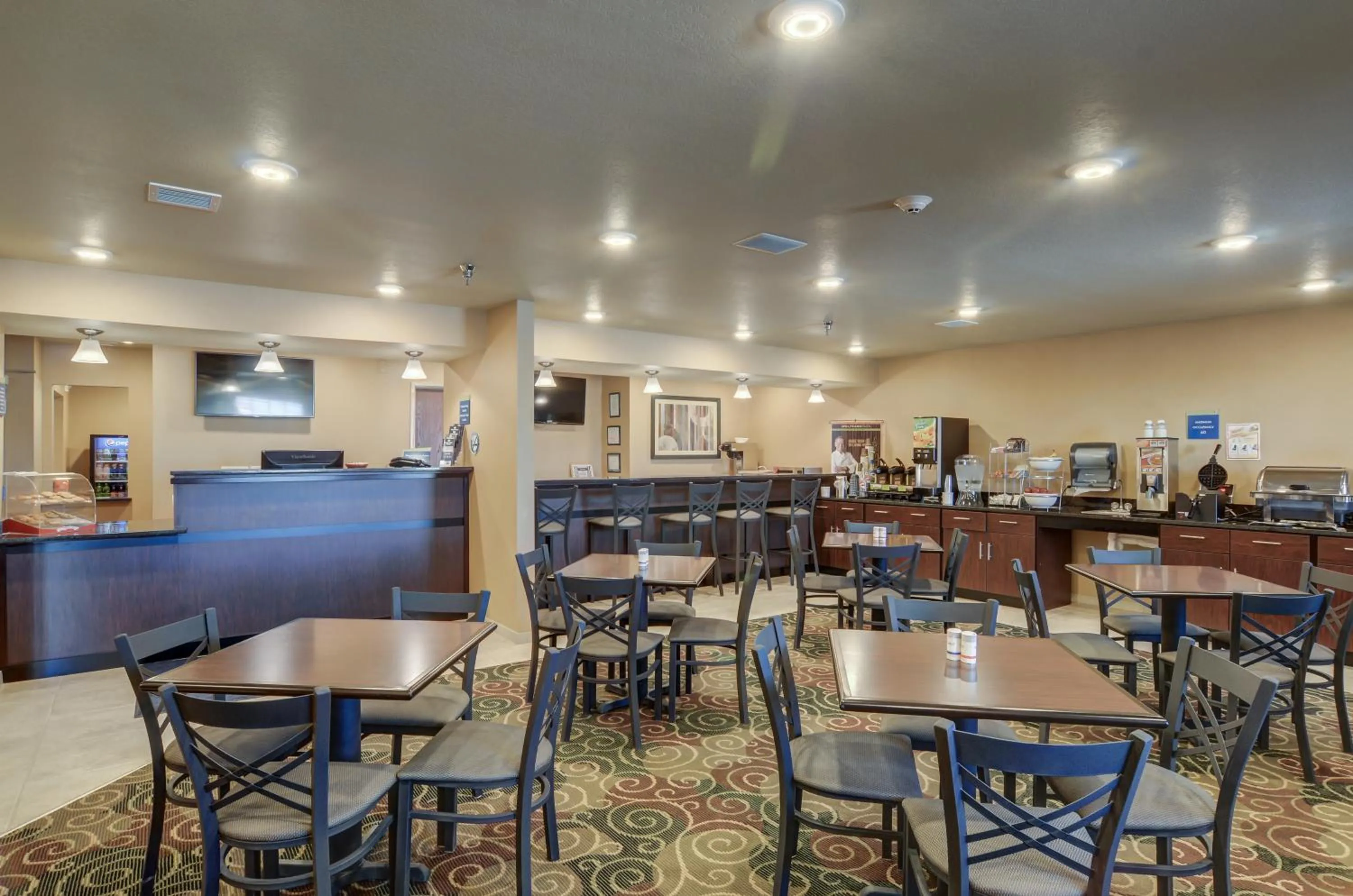 American breakfast in Cobblestone Inn & Suites-Kersey