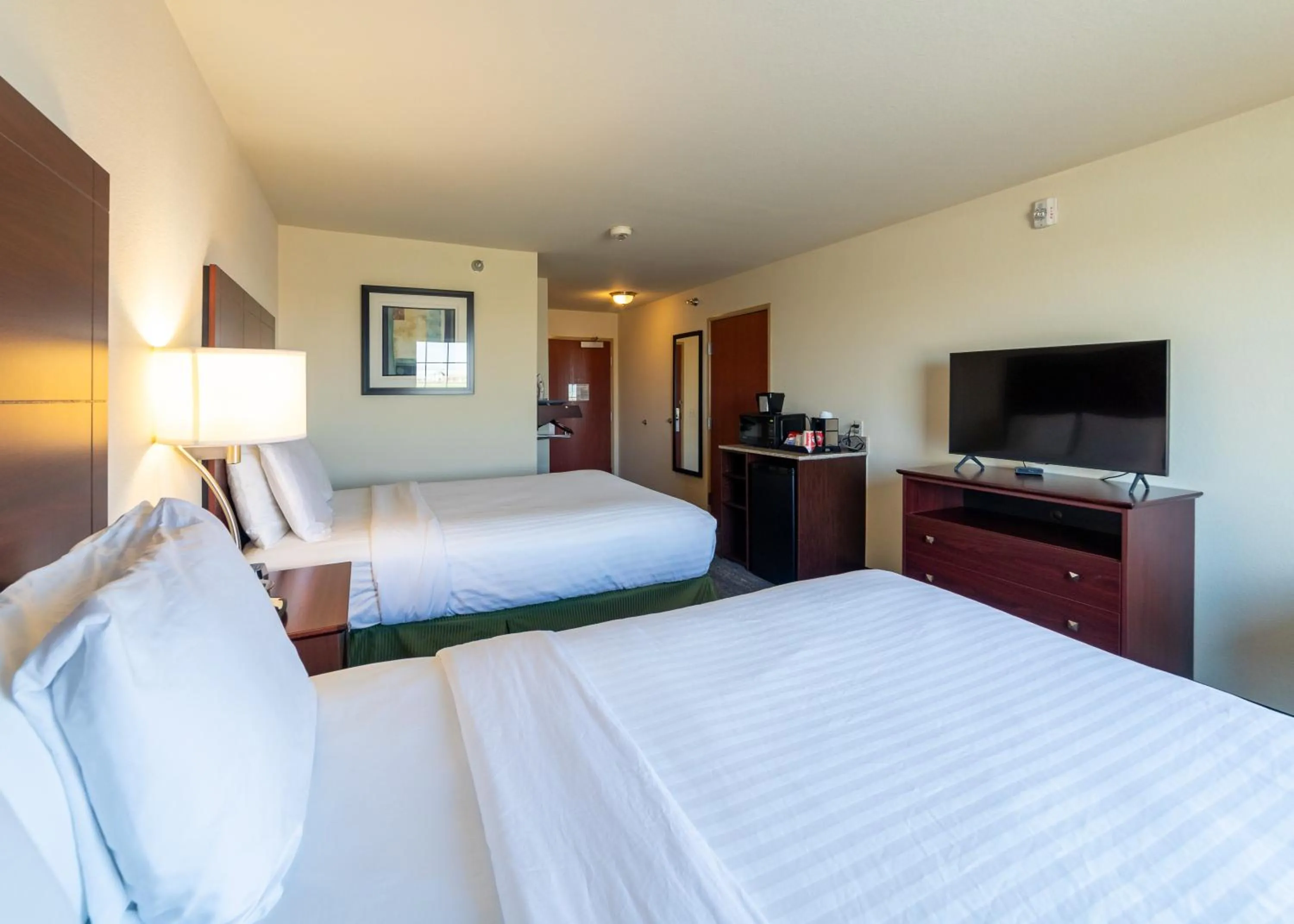 Bedroom, Bed in Cobblestone Inn and Suites - Eaton