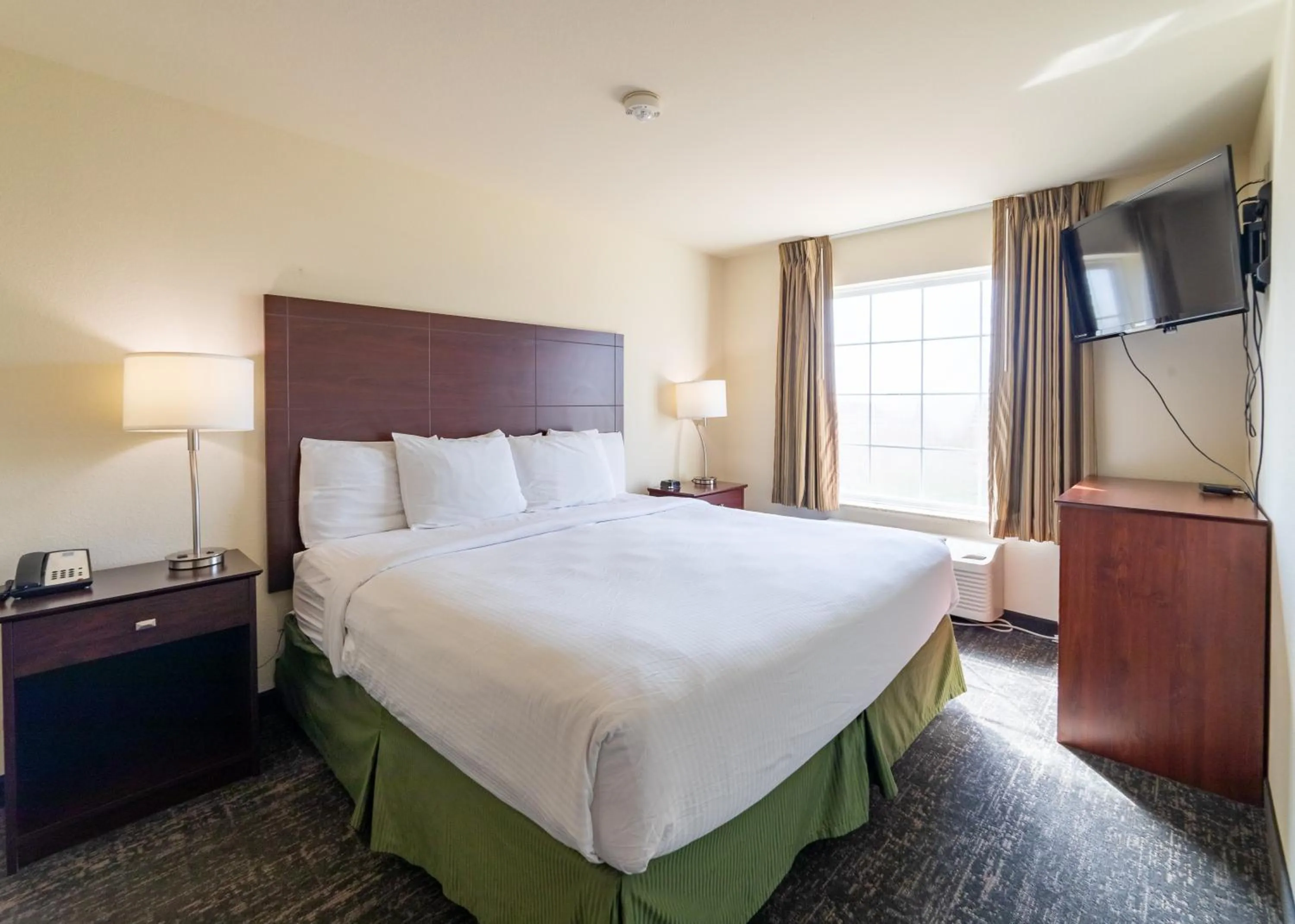 Bedroom, Bed in Cobblestone Inn and Suites - Eaton