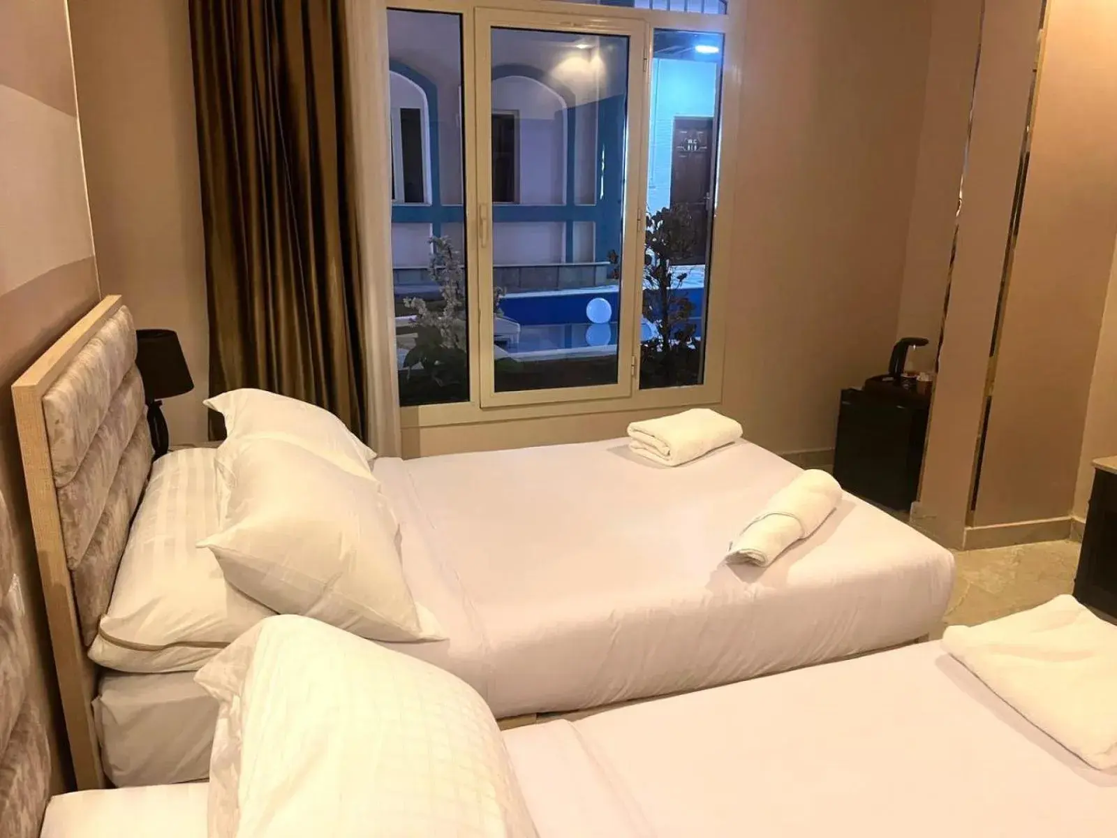 Twin Room with Pool View in Nun Pyramids INN Twin Room with Pool View in Nun Pyramids INN