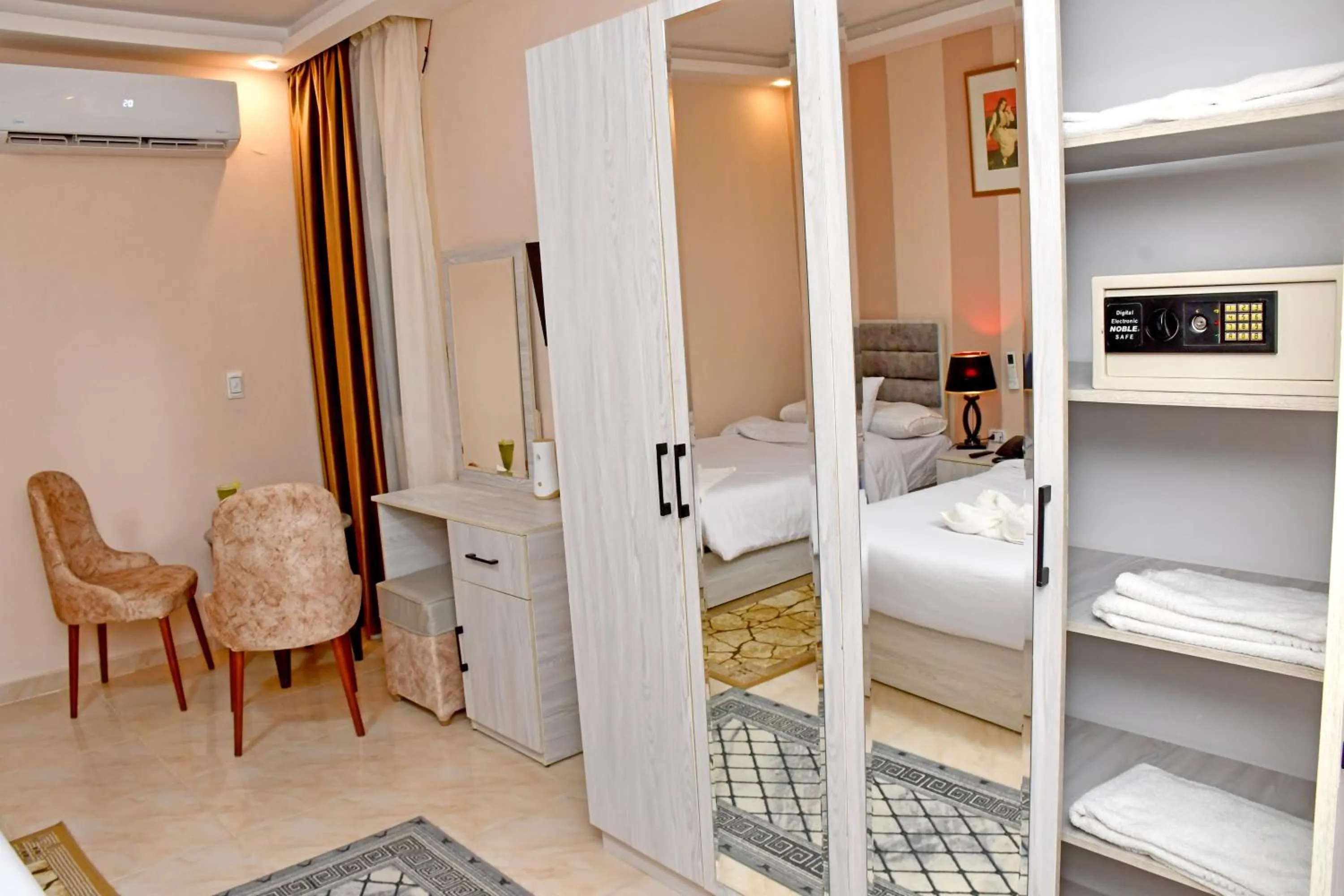 Bedroom, Bed in Nun Pyramids INN