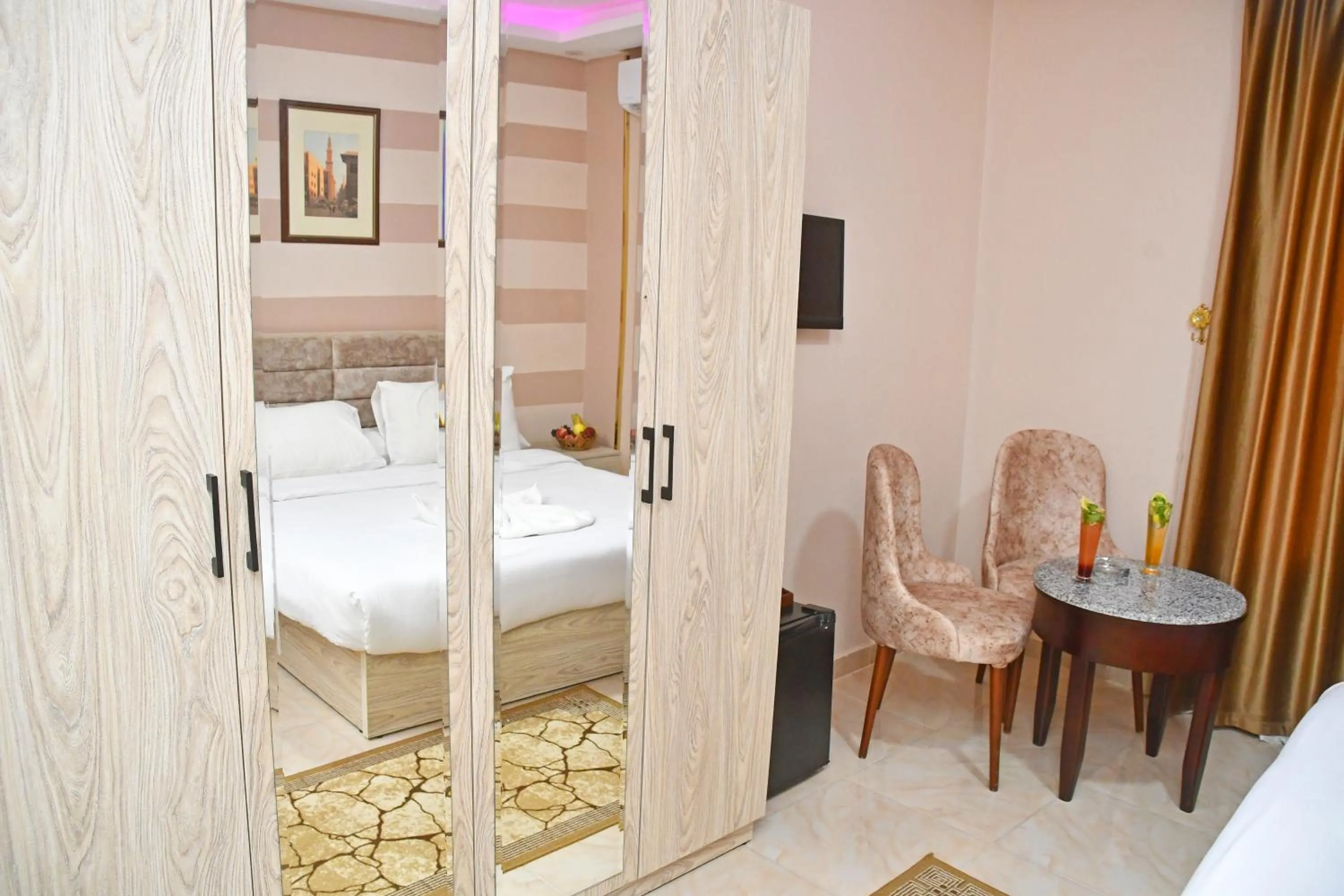 Bedroom, Bed in Nun Pyramids INN