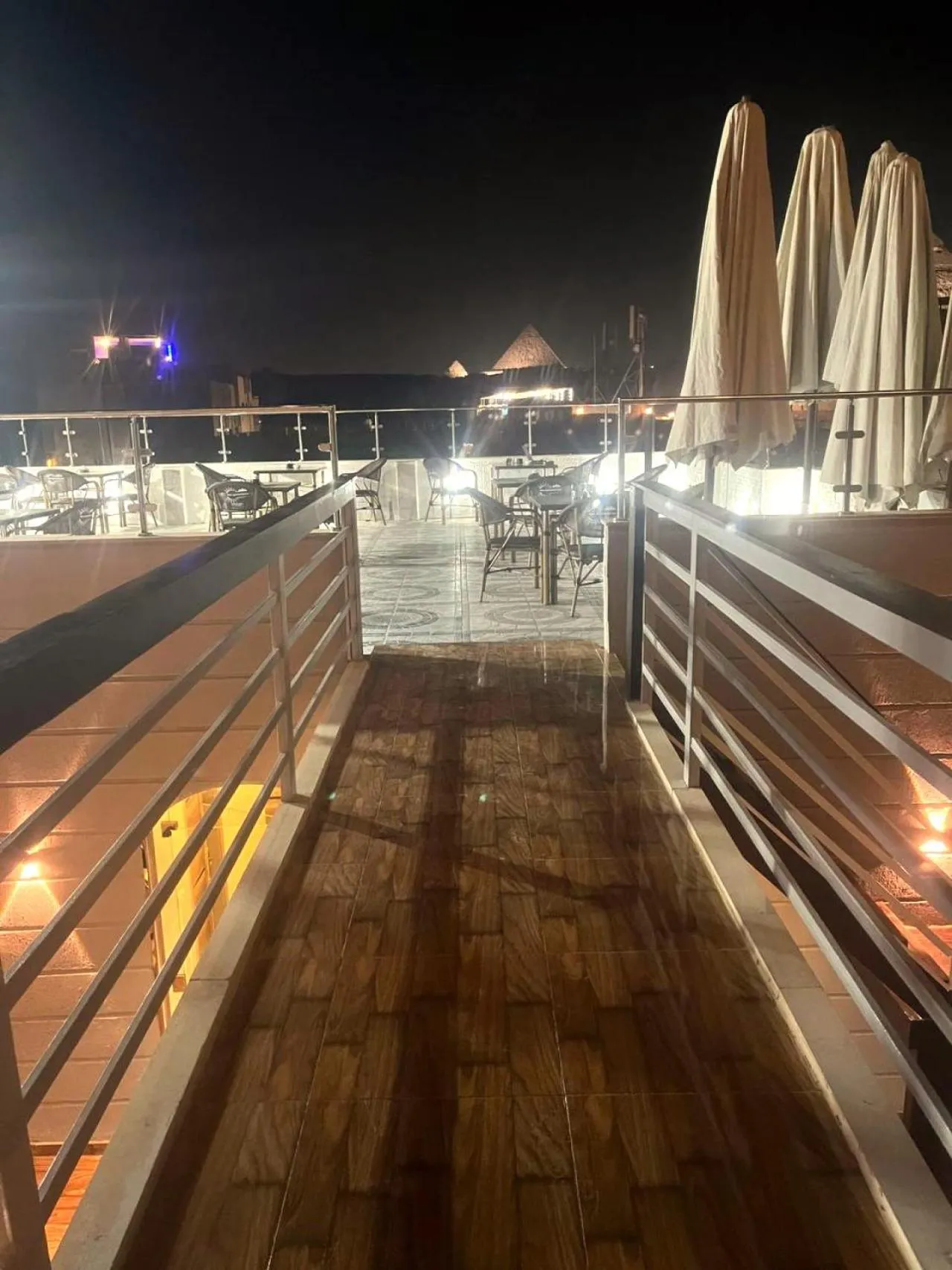 Restaurant/places to eat in Nun Pyramids INN