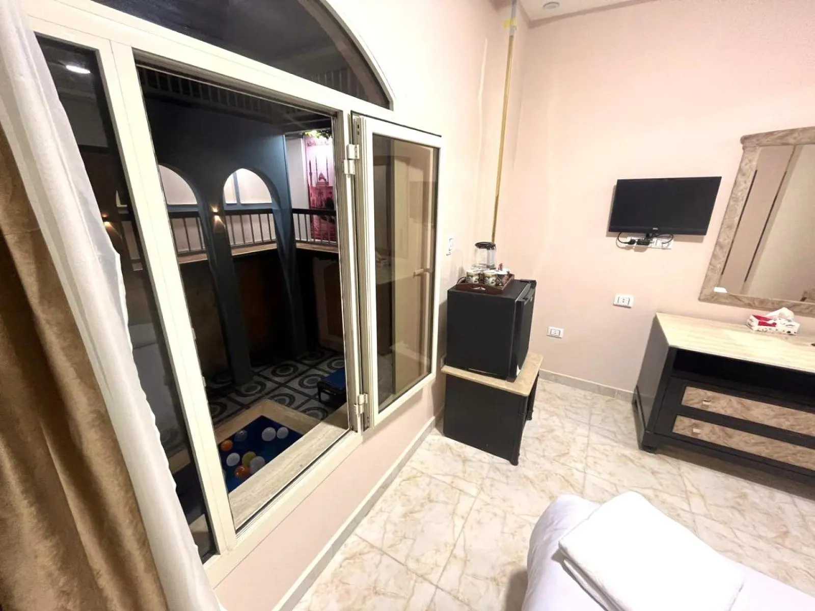 Pool view, Bed in Nun Pyramids INN