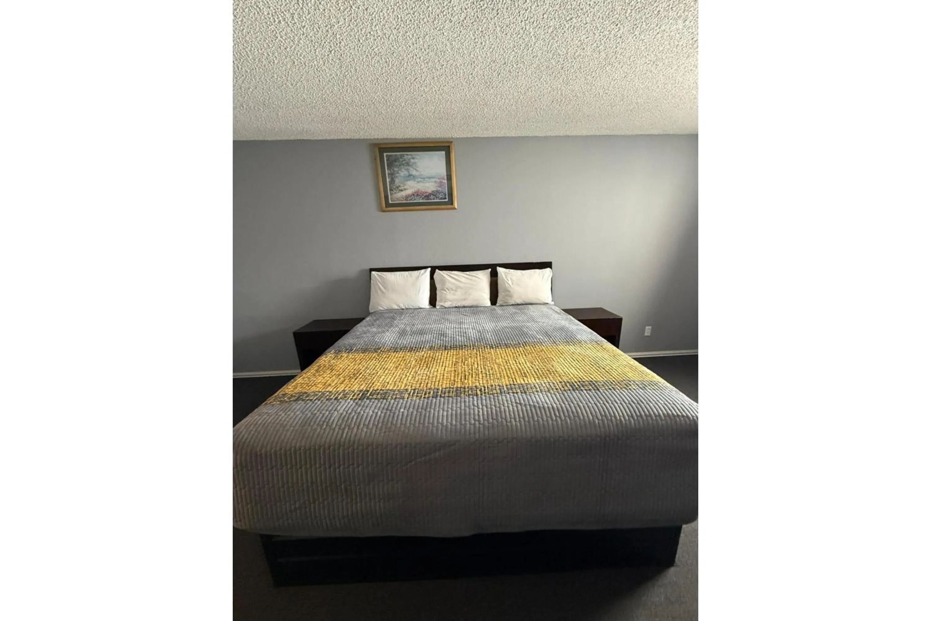 Bedroom, Bed in Victorian Inns