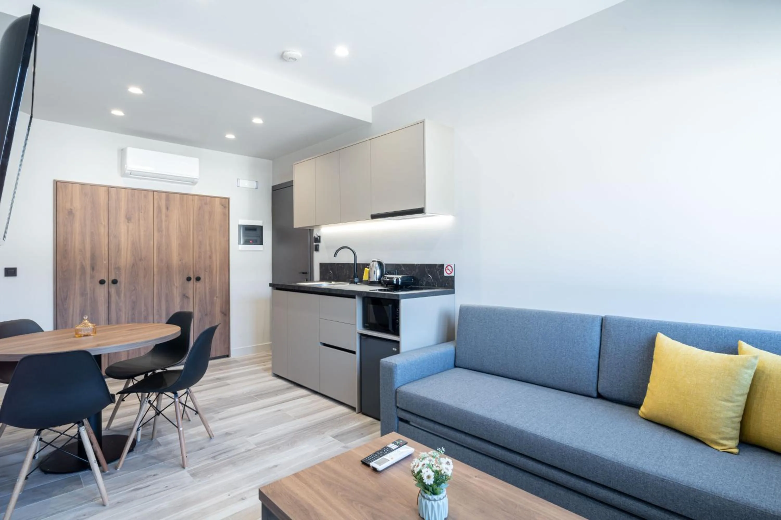 Seating area in D Suites & Rooms