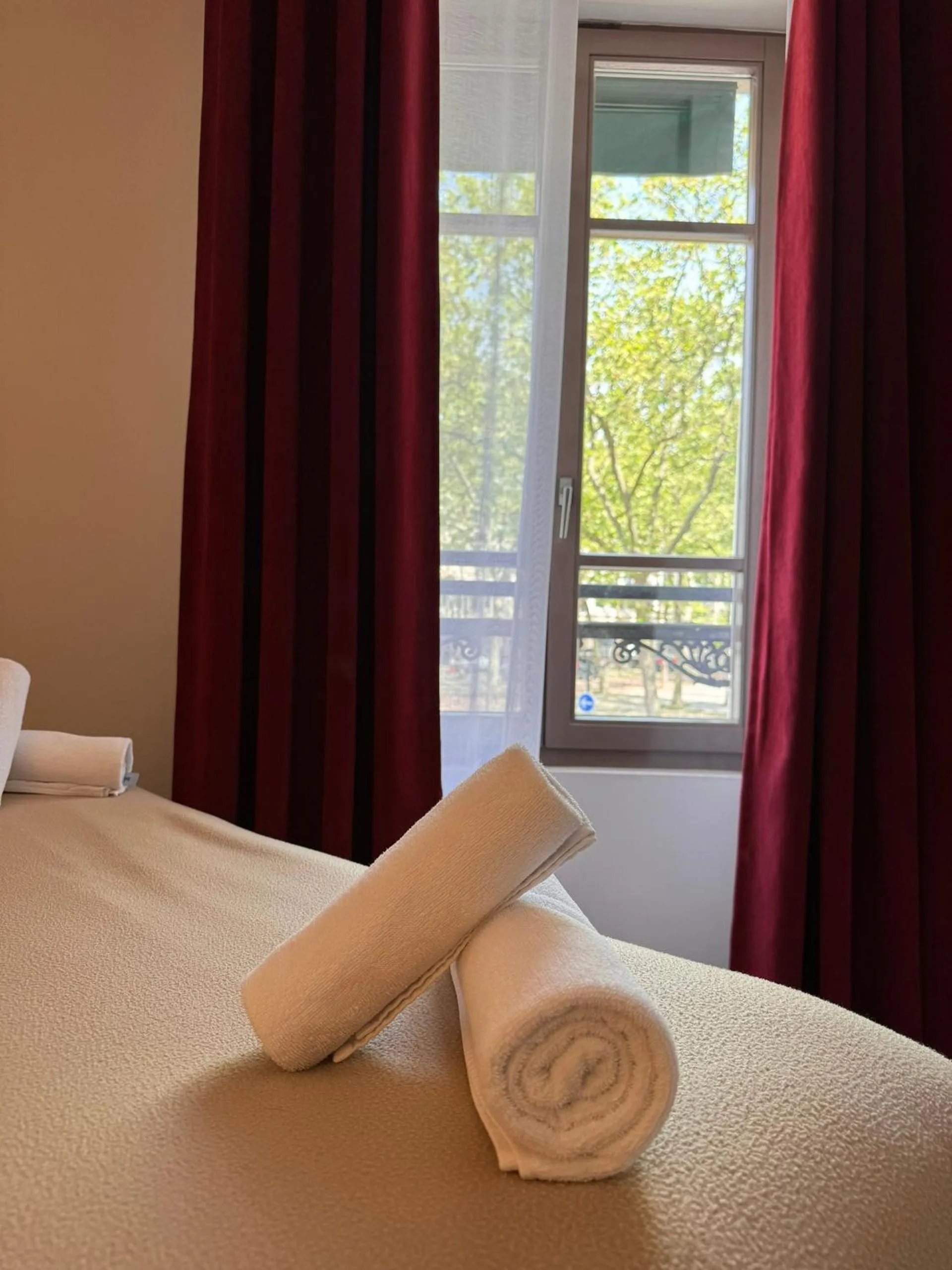 Bed in Hotel Paris Vesinet-LogisHotels et Domaine Evenementiel