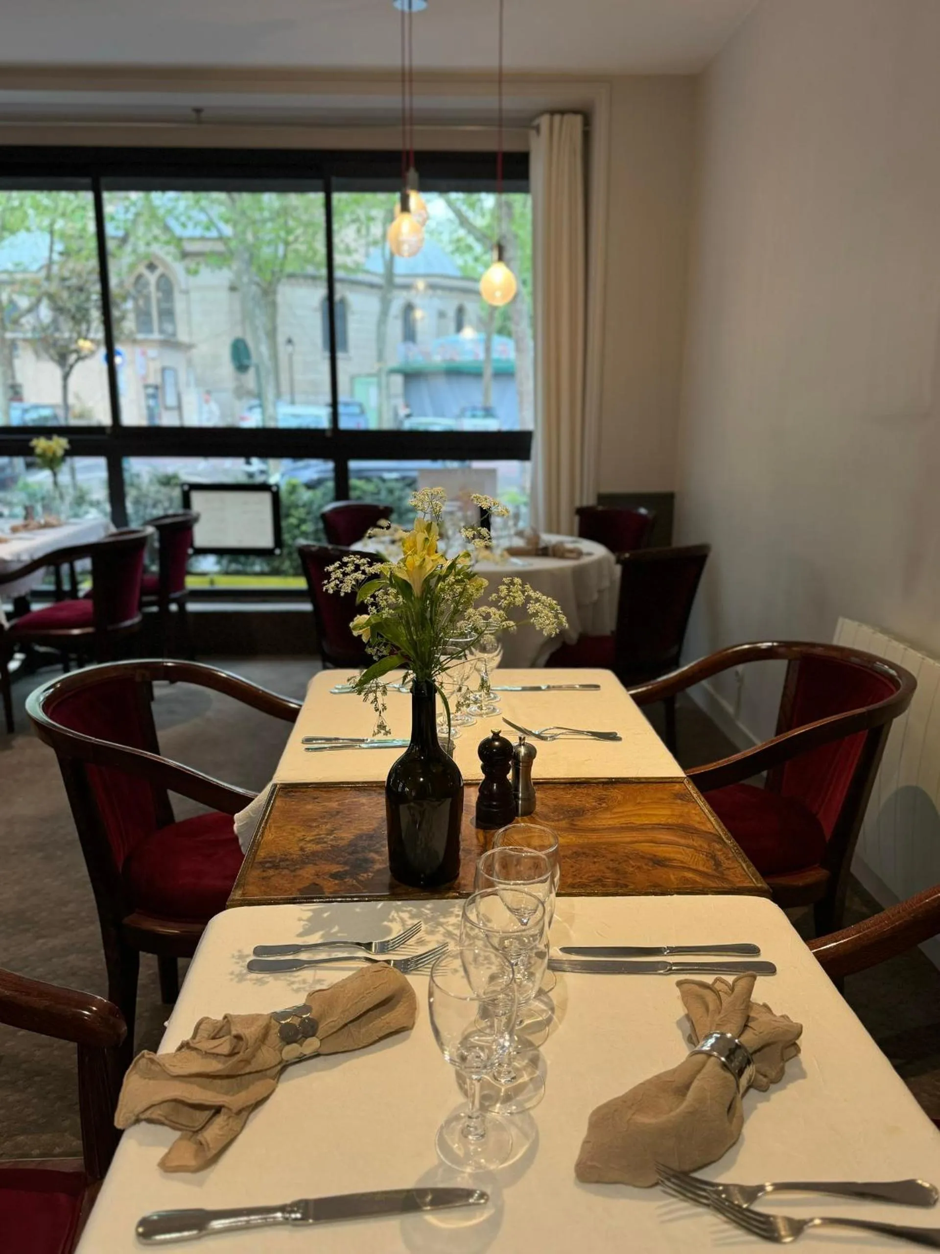 Restaurant/places to eat in Hotel Paris Vesinet-LogisHotels et Domaine Evenementiel