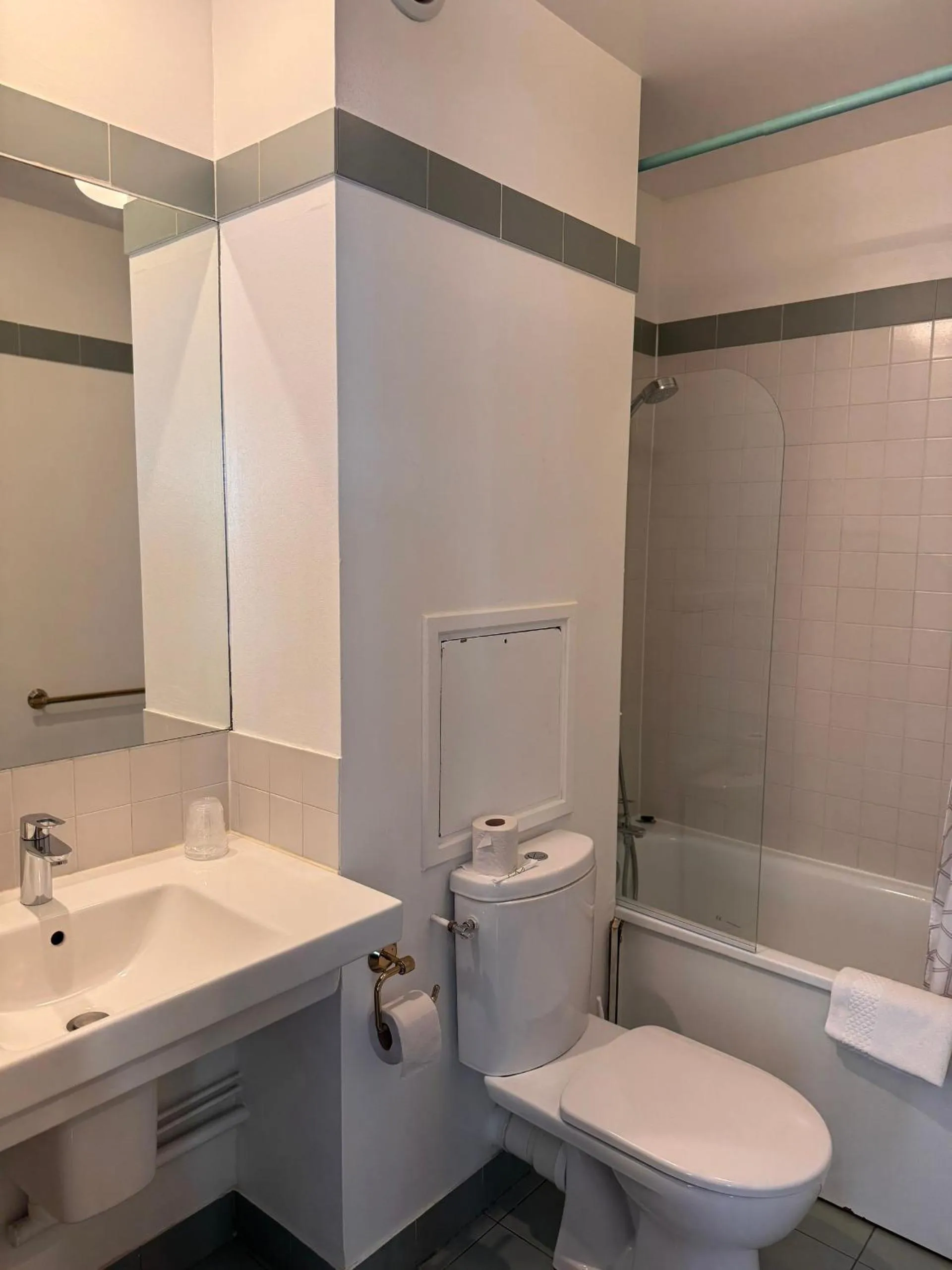 Bathroom in Hotel Paris Vesinet-LogisHotels et Domaine Evenementiel