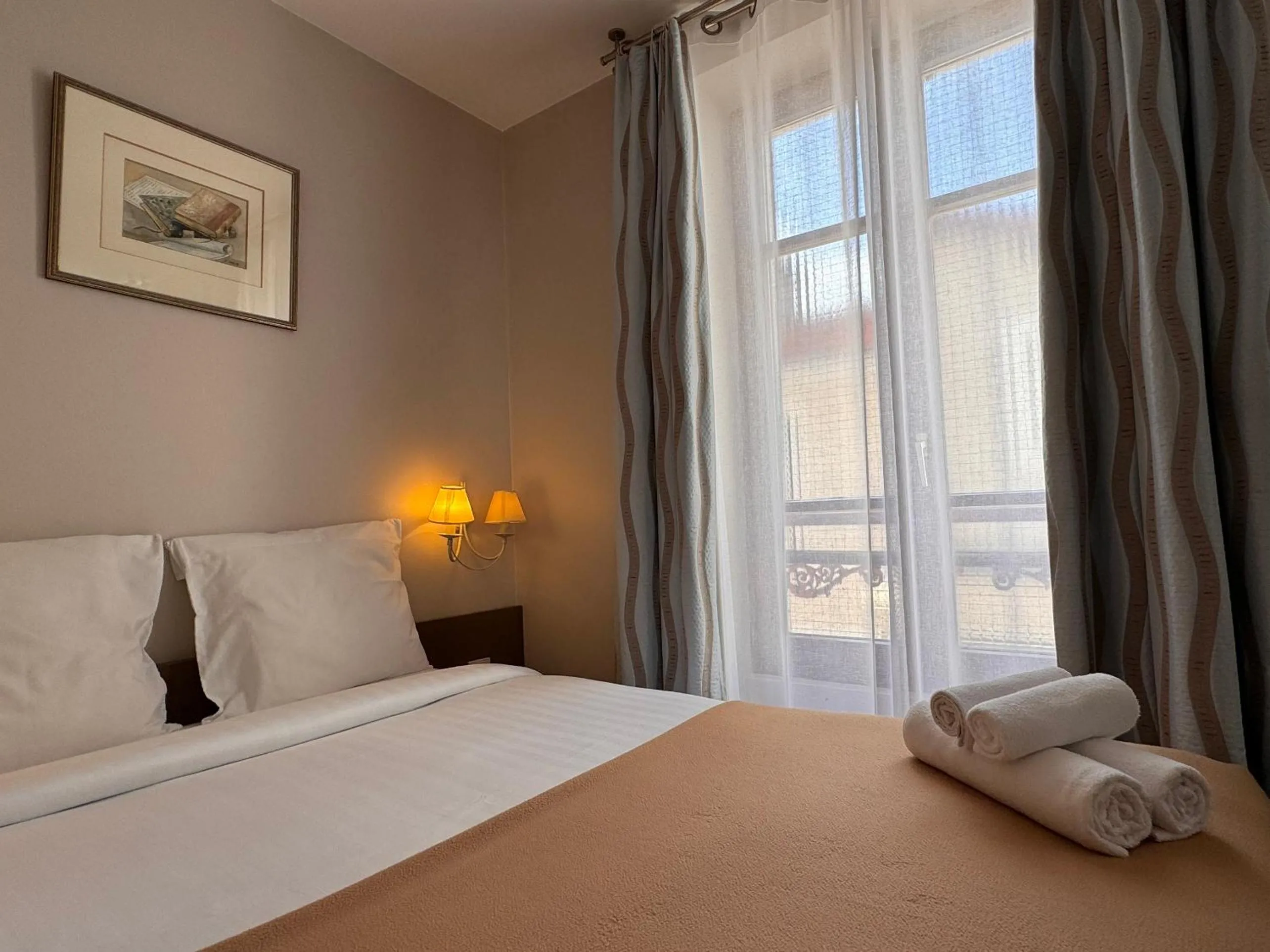Bed in Hotel Paris Vesinet-LogisHotels et Domaine Evenementiel