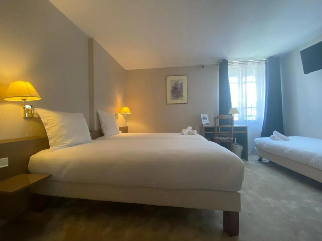 Bed in Hotel Paris Vesinet-LogisHotels et Domaine Evenementiel