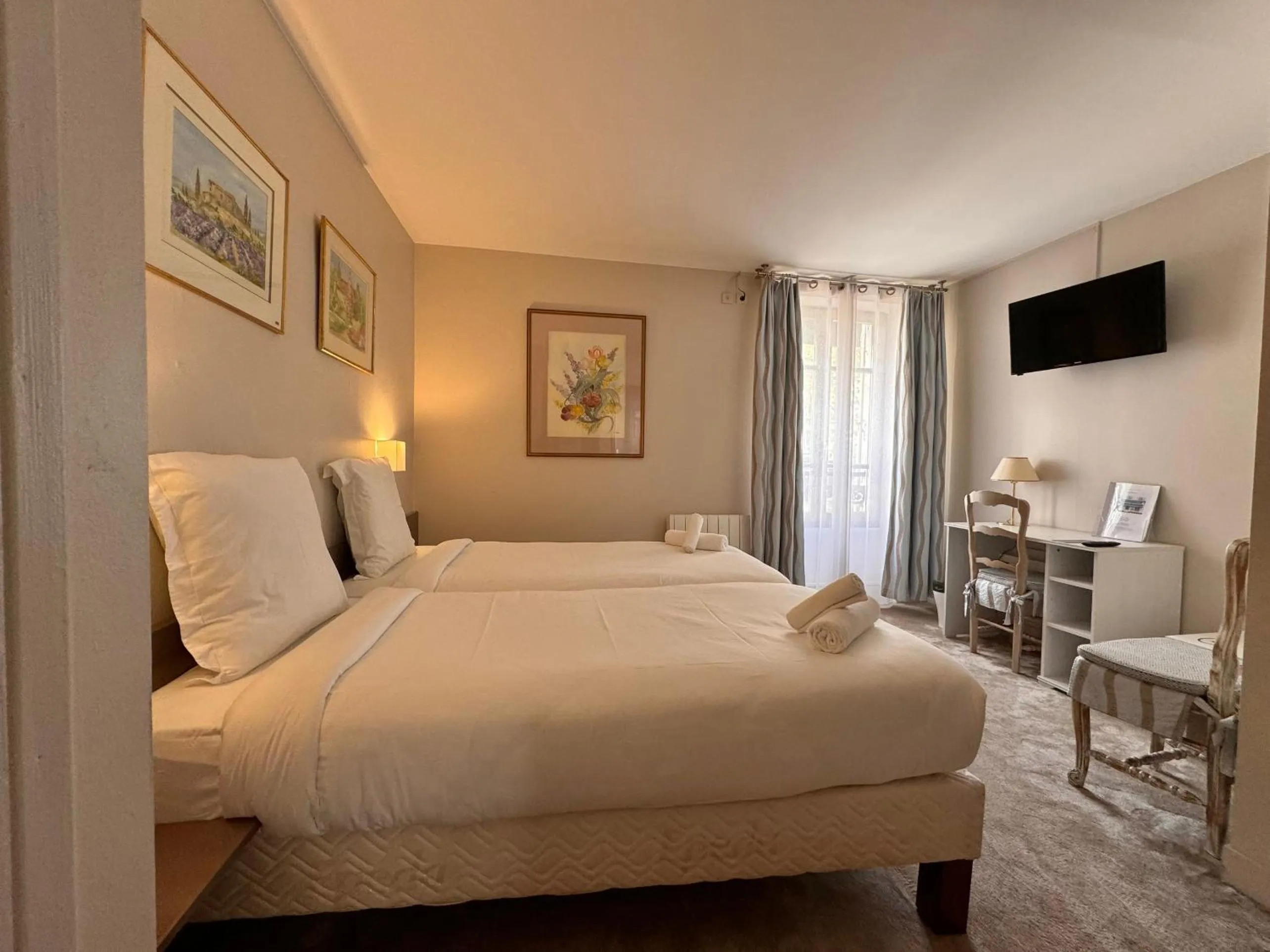 Bed in Hotel Paris Vesinet-LogisHotels et Domaine Evenementiel