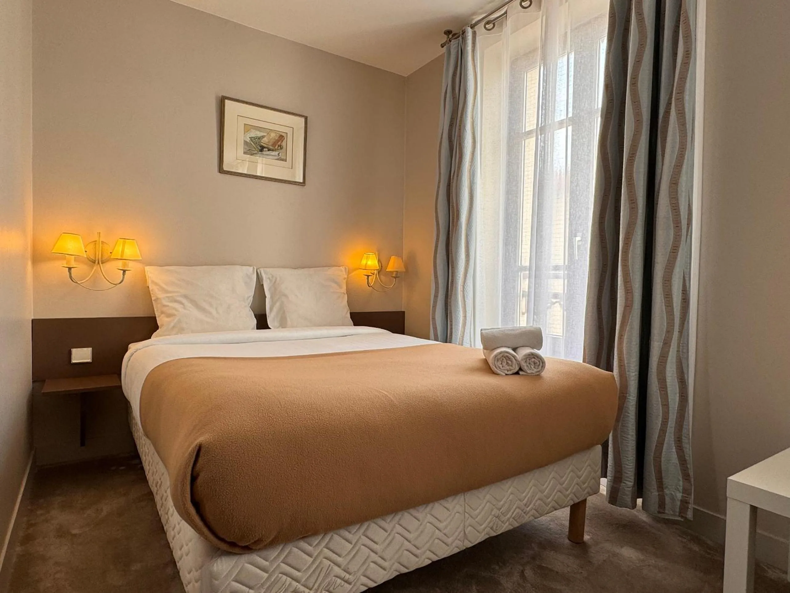 Bed in Hotel Paris Vesinet-LogisHotels et Domaine Evenementiel