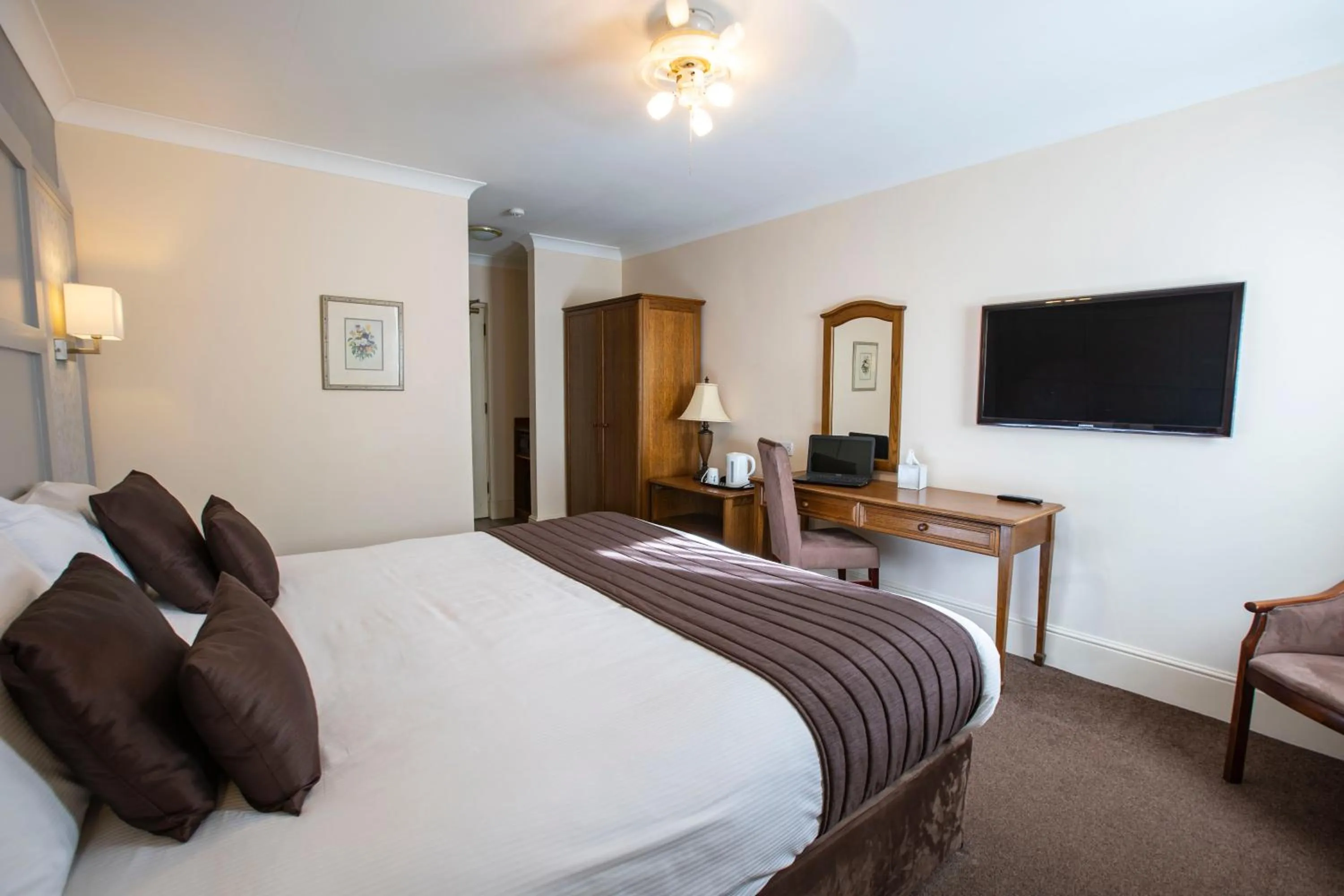 Bedroom, Bed in Best Western Manor Hotel