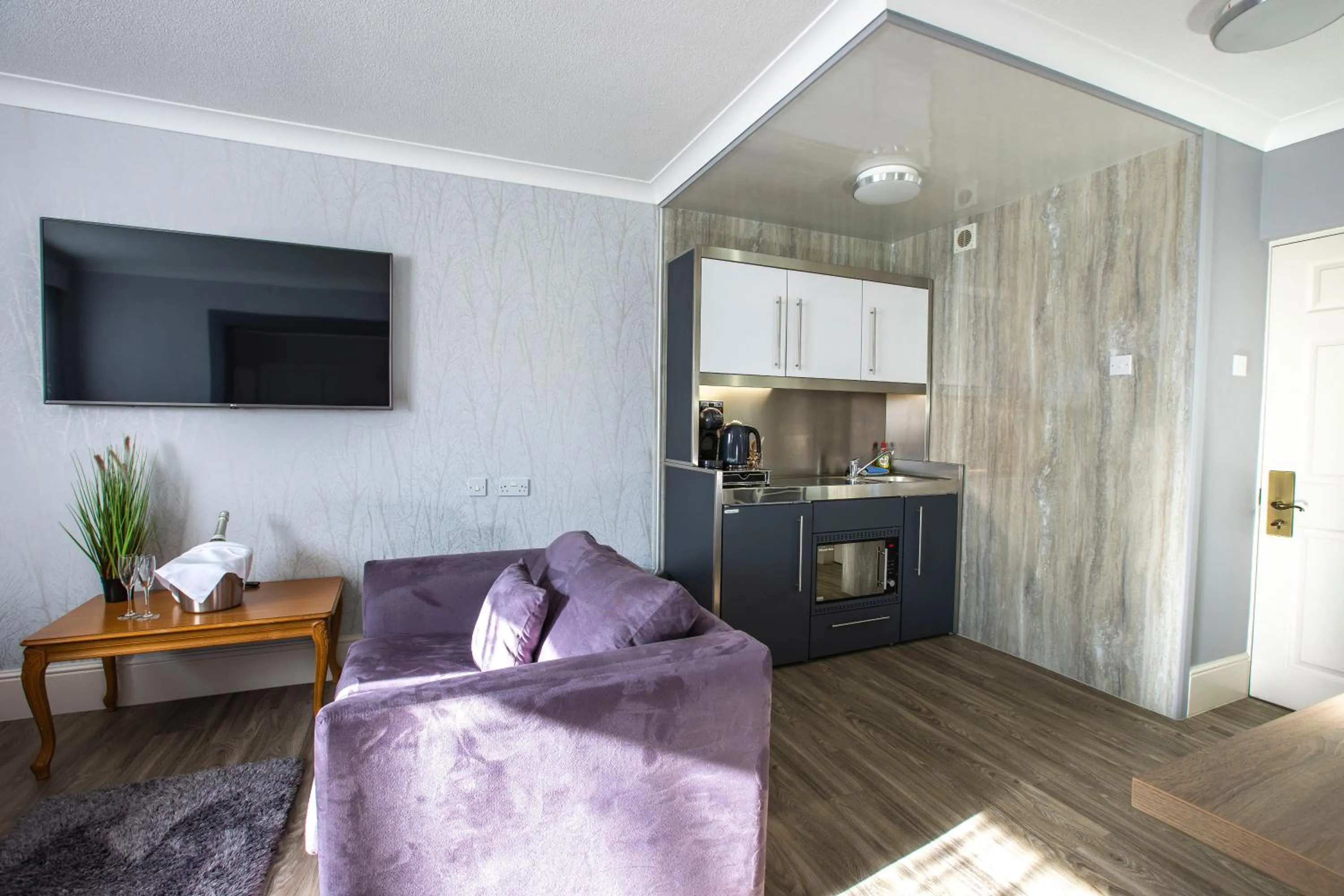 Kitchen or kitchenette in Best Western Manor Hotel