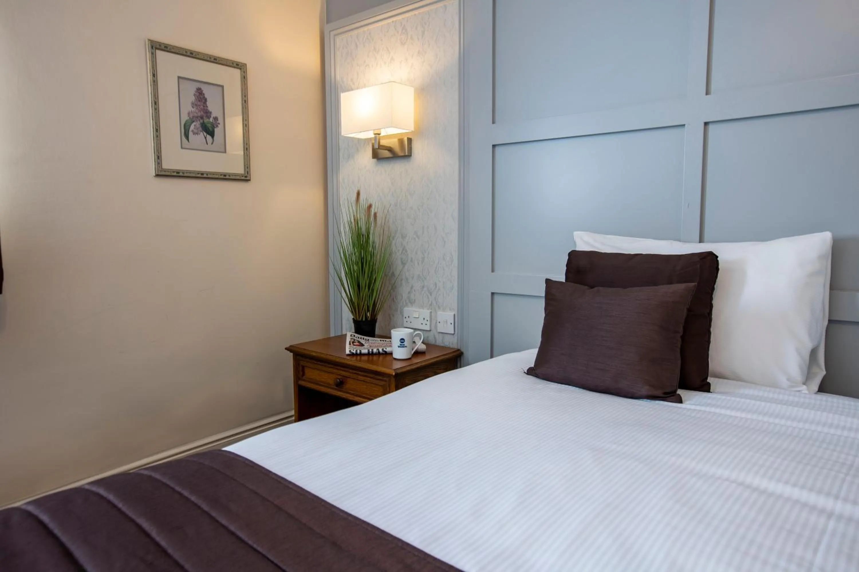 Bed in Best Western Manor Hotel