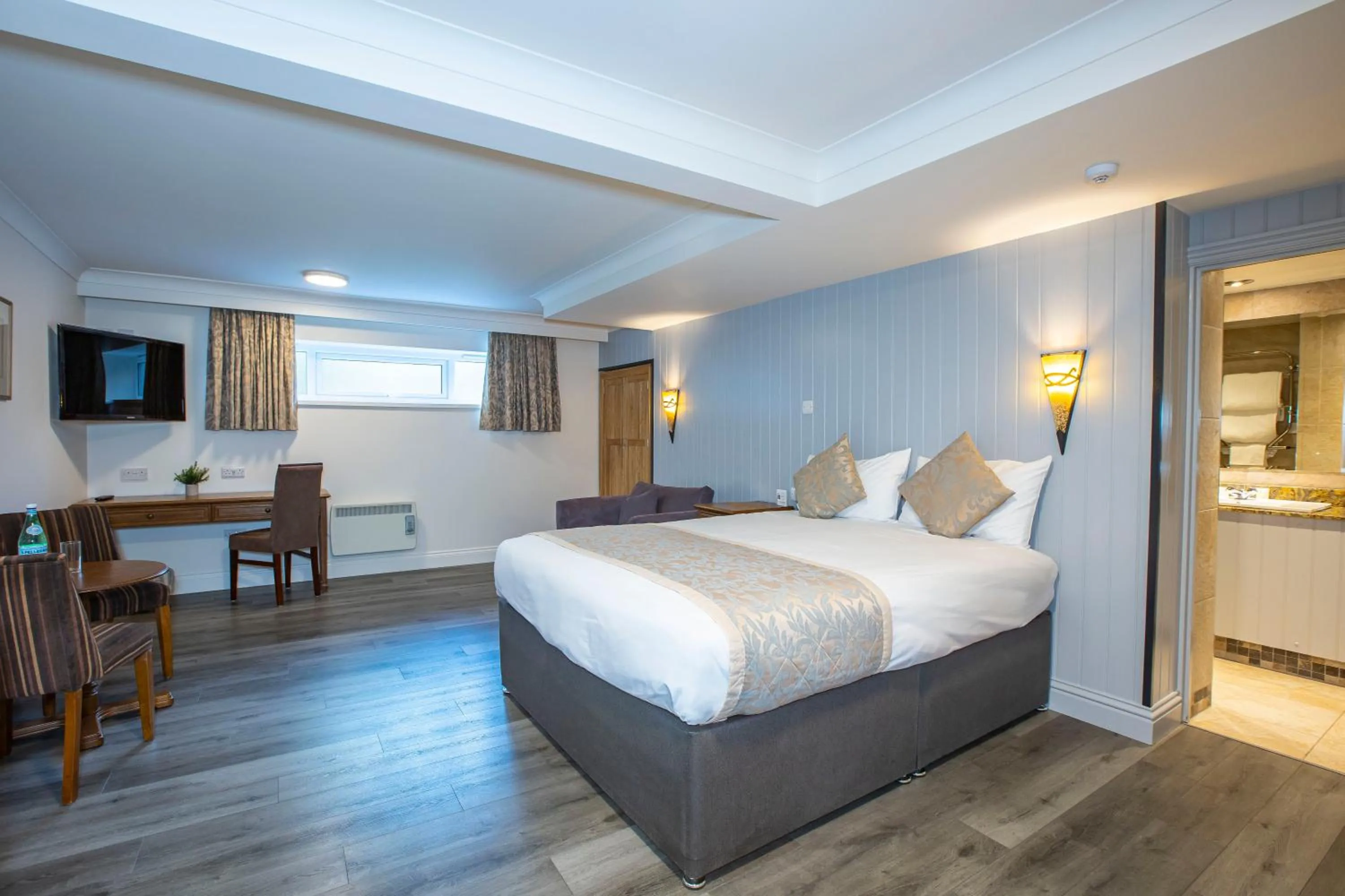 Photo of the whole room, Bed in Best Western Manor Hotel