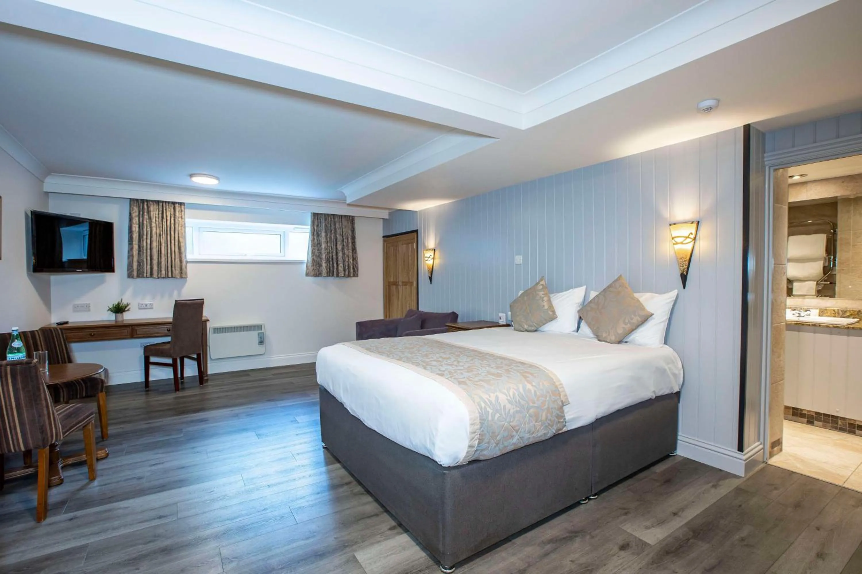 Bedroom, Bed in Best Western Manor Hotel