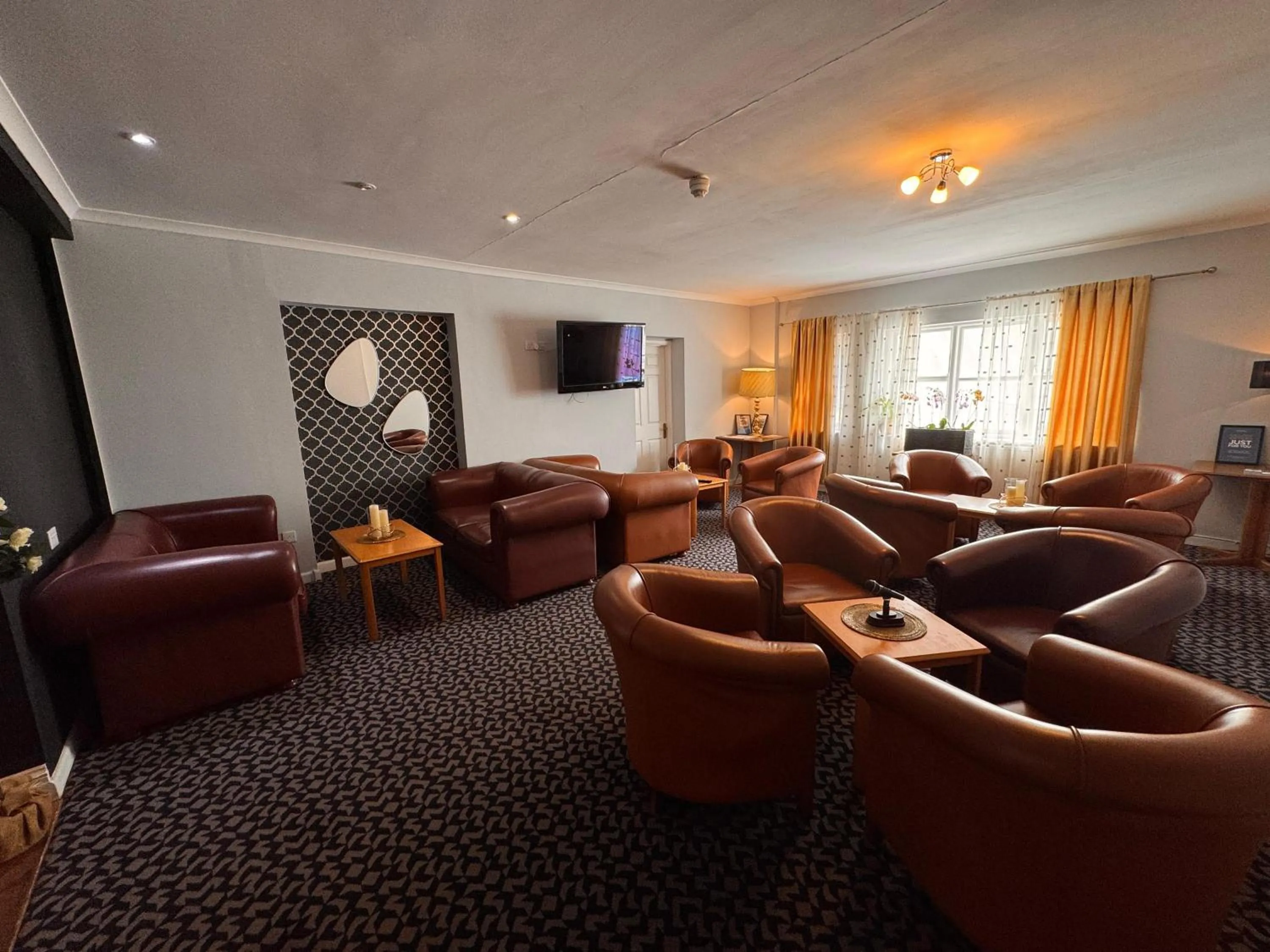 Communal lounge/ TV room in Best Western Andover