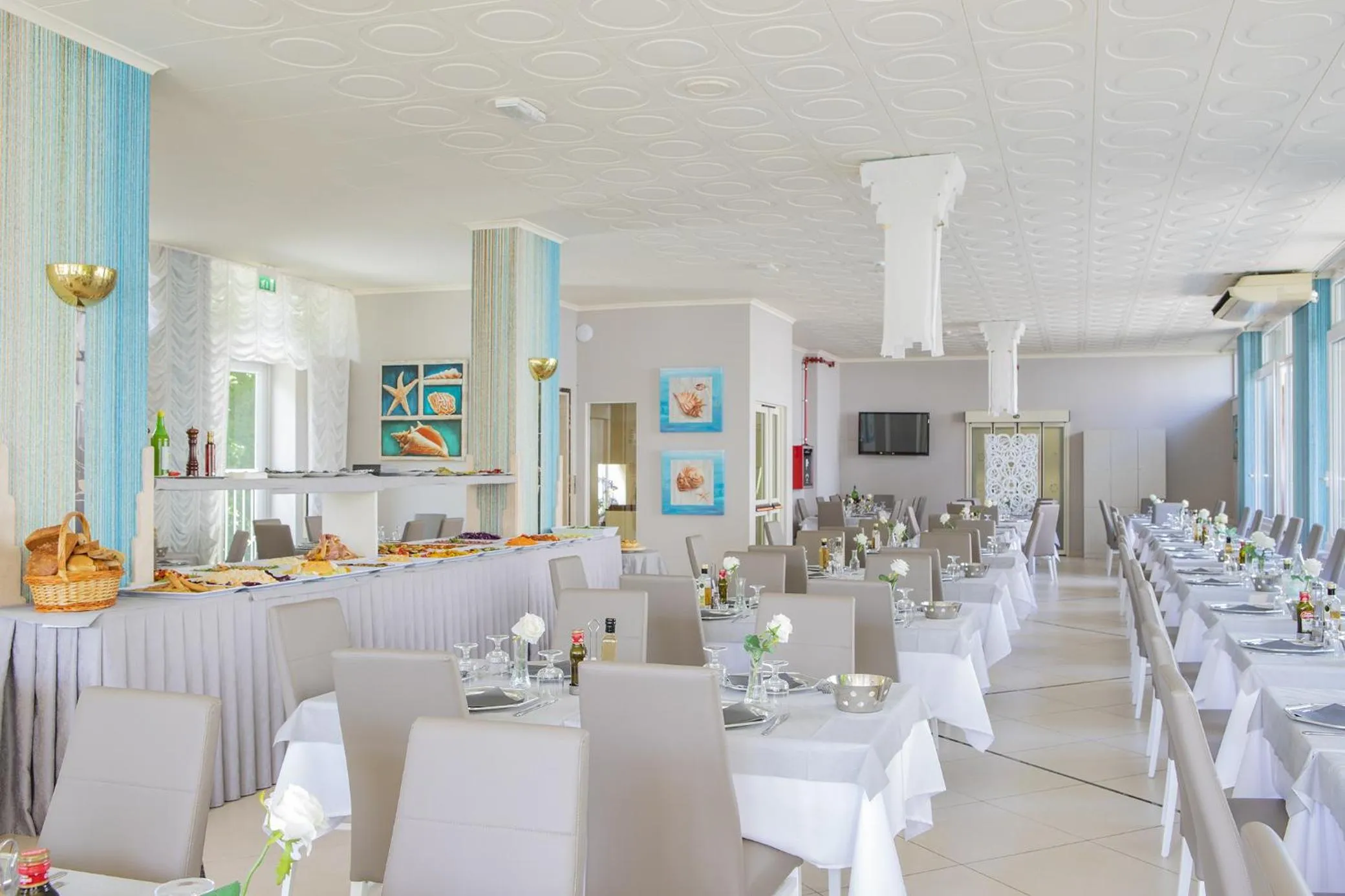 Restaurant/places to eat in Hotel Pacific