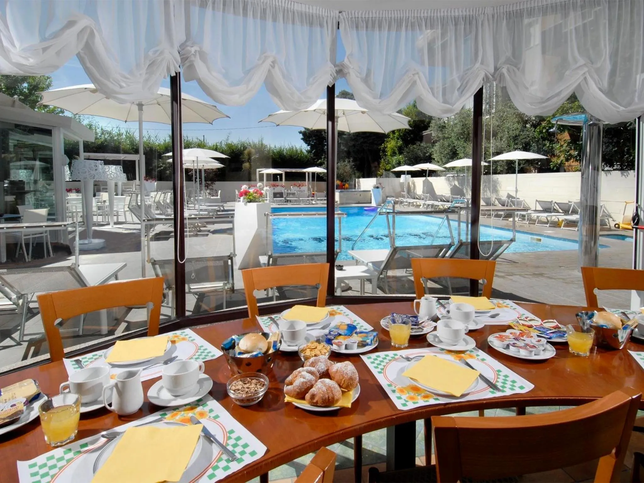 Restaurant/places to eat in Hotel Pacific