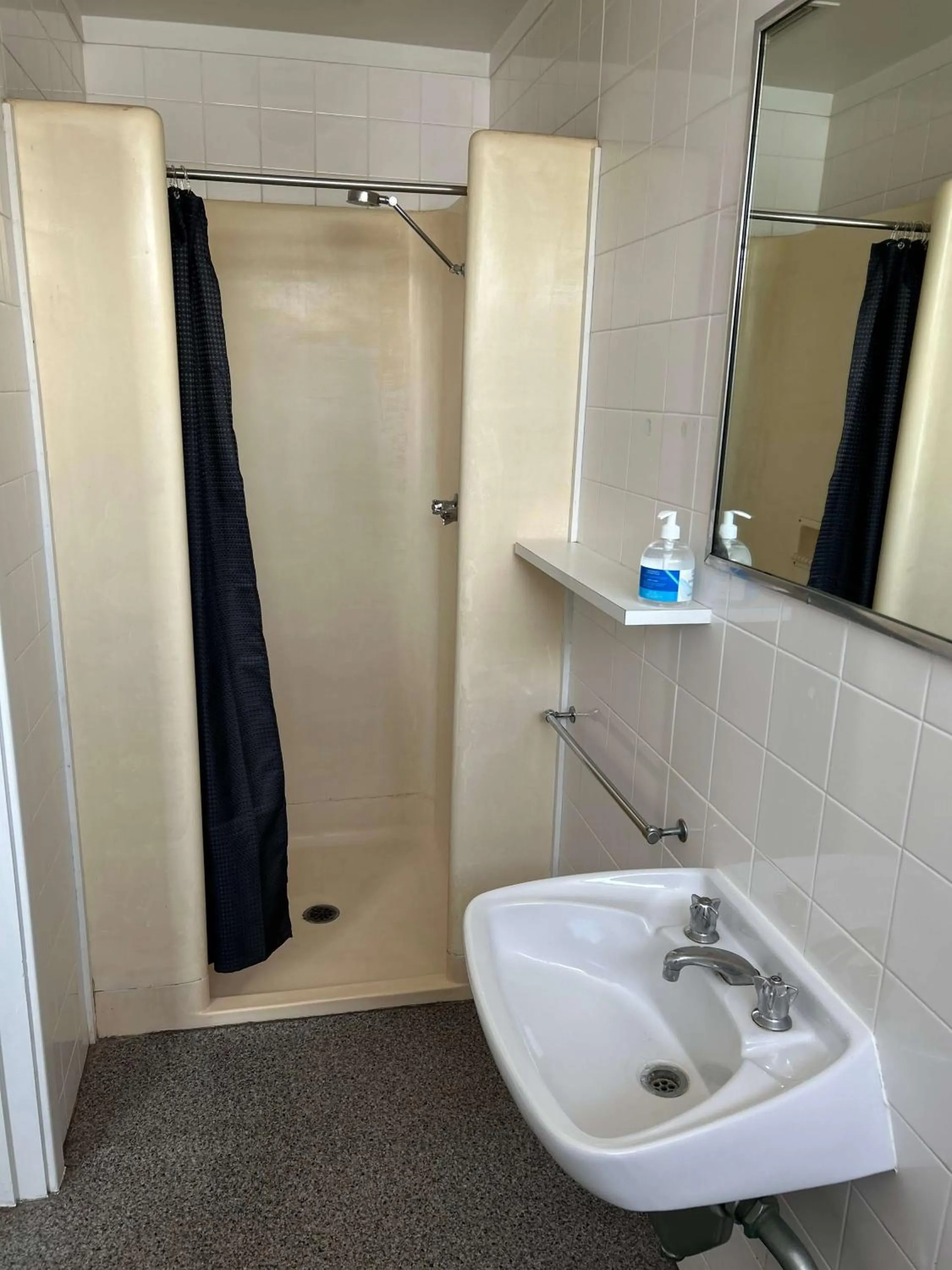 Shower in Manjimup Hotel