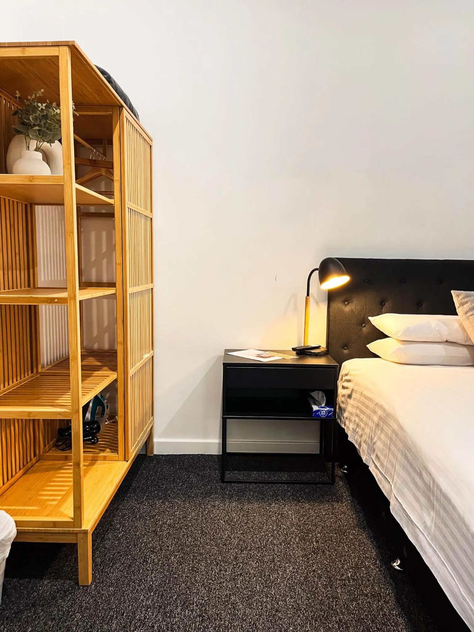 wardrobe, Bed in Manjimup Hotel