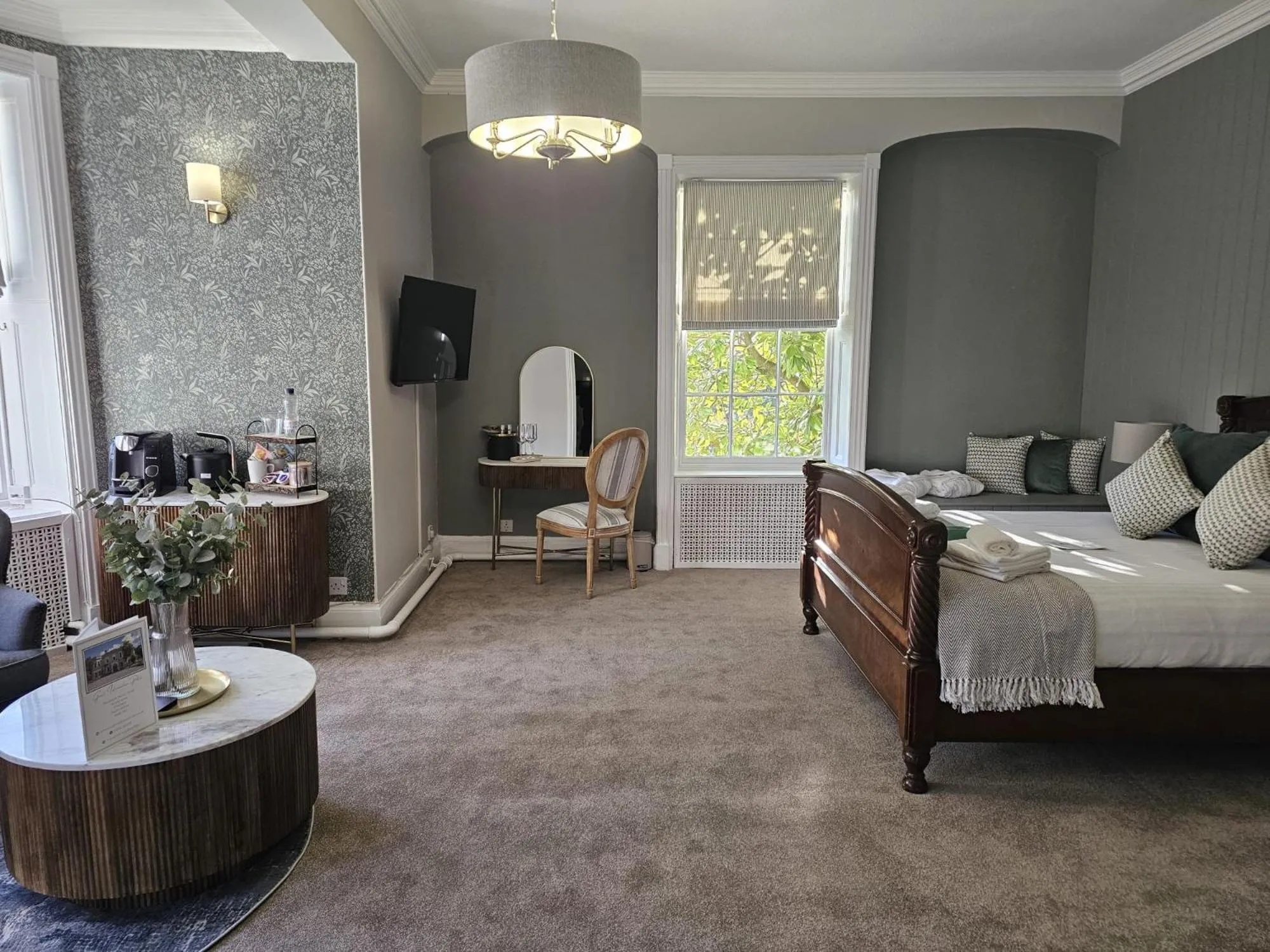 Bedroom, Bed in Woodland Manor Hotel