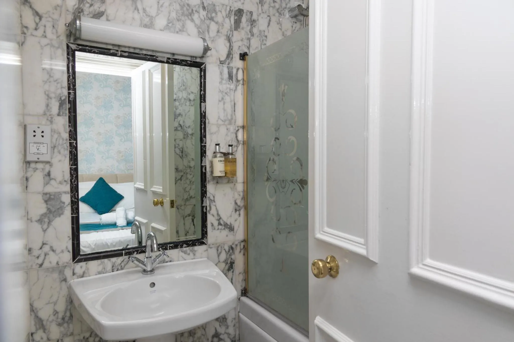 Bathroom in Woodland Manor Hotel