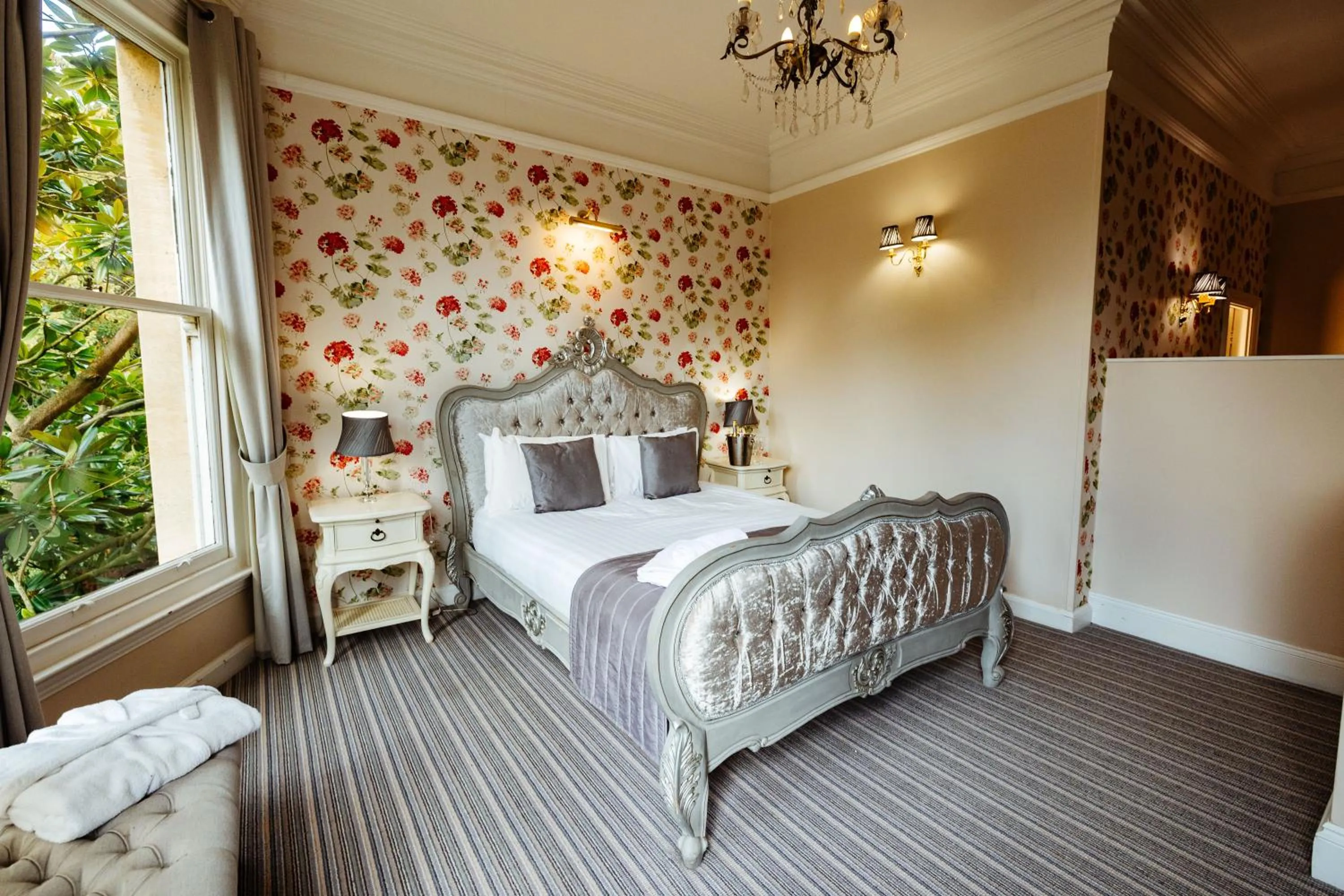 Bedroom, Bed in Woodland Manor Hotel