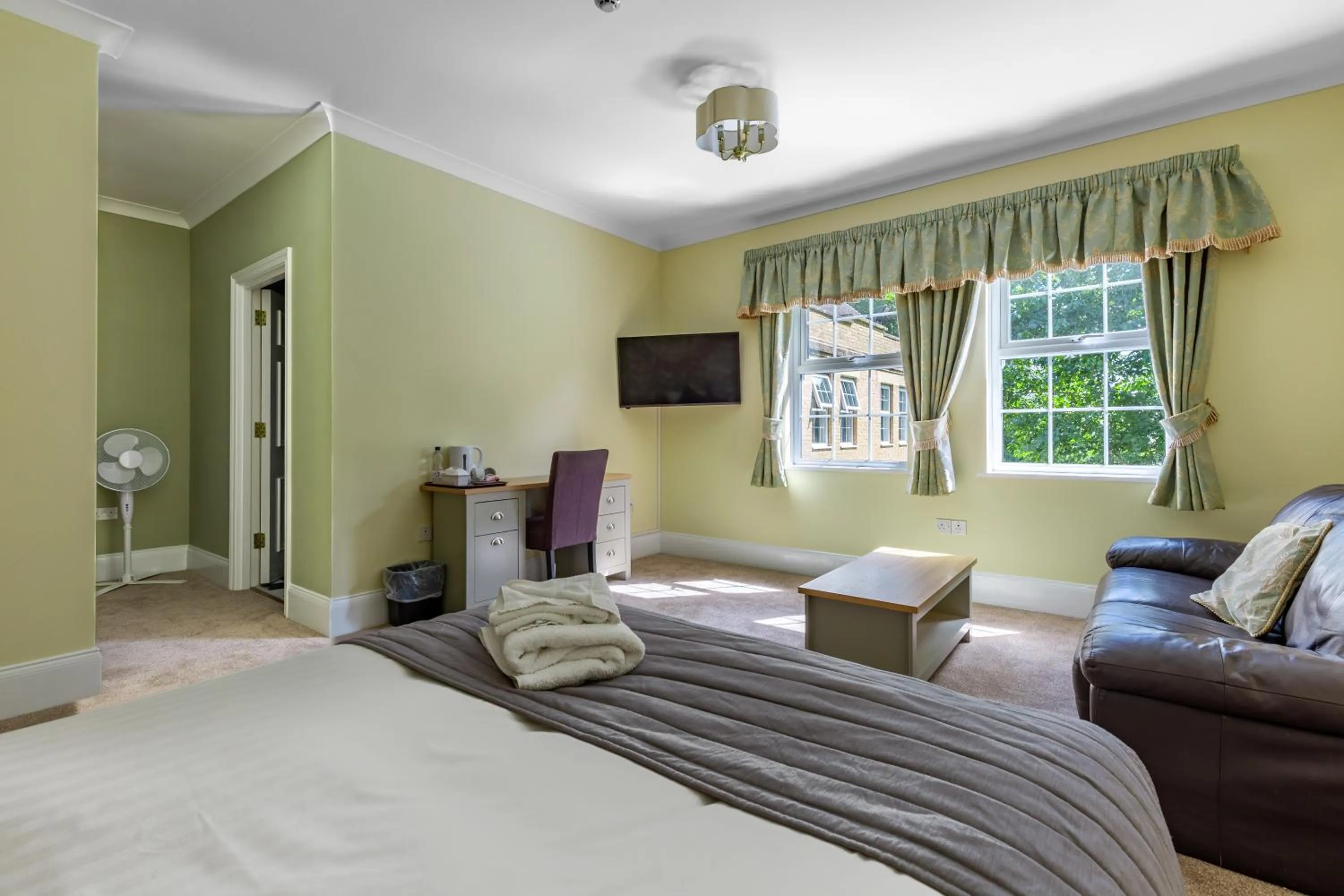 Bedroom, Bed in Woodland Manor Hotel