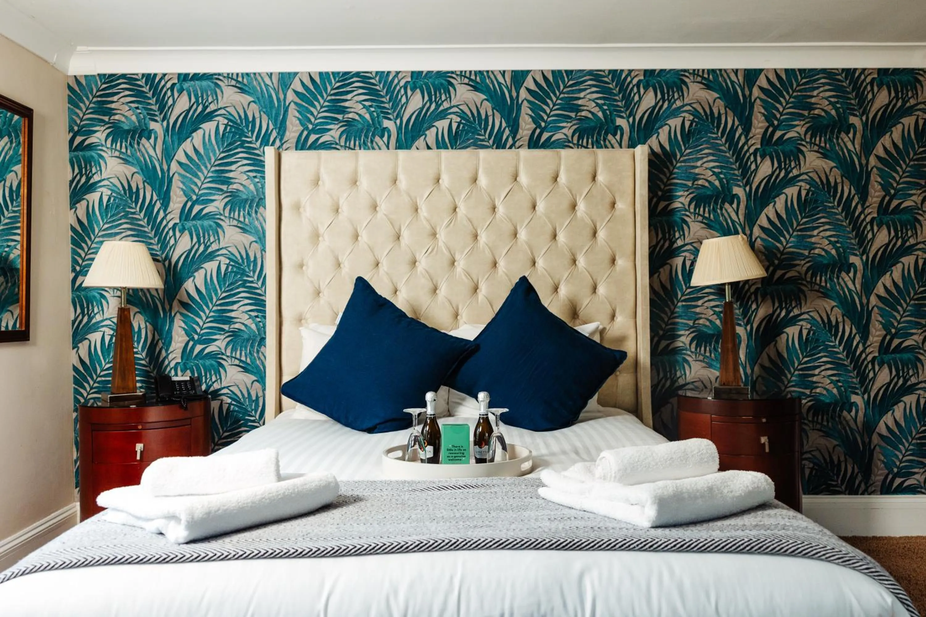 Bedroom, Bed in Woodland Manor Hotel