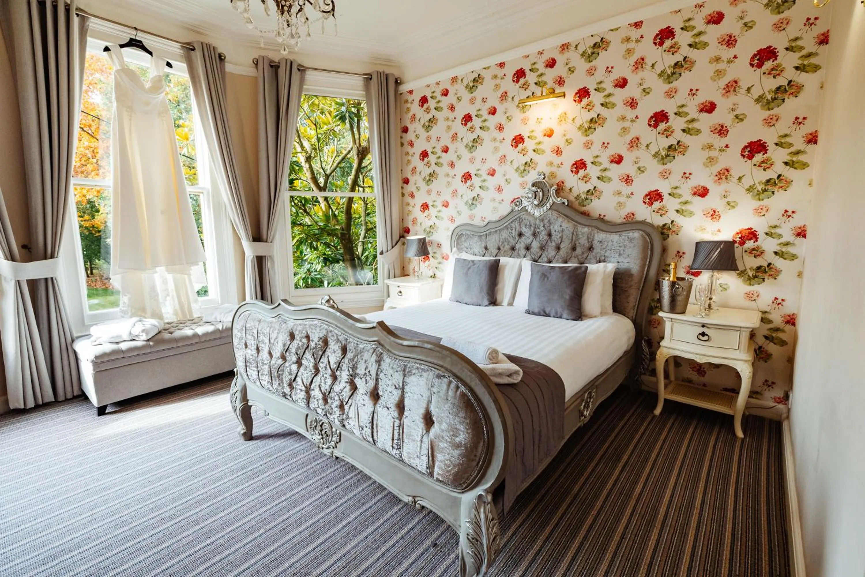 Bedroom, Bed in Woodland Manor Hotel