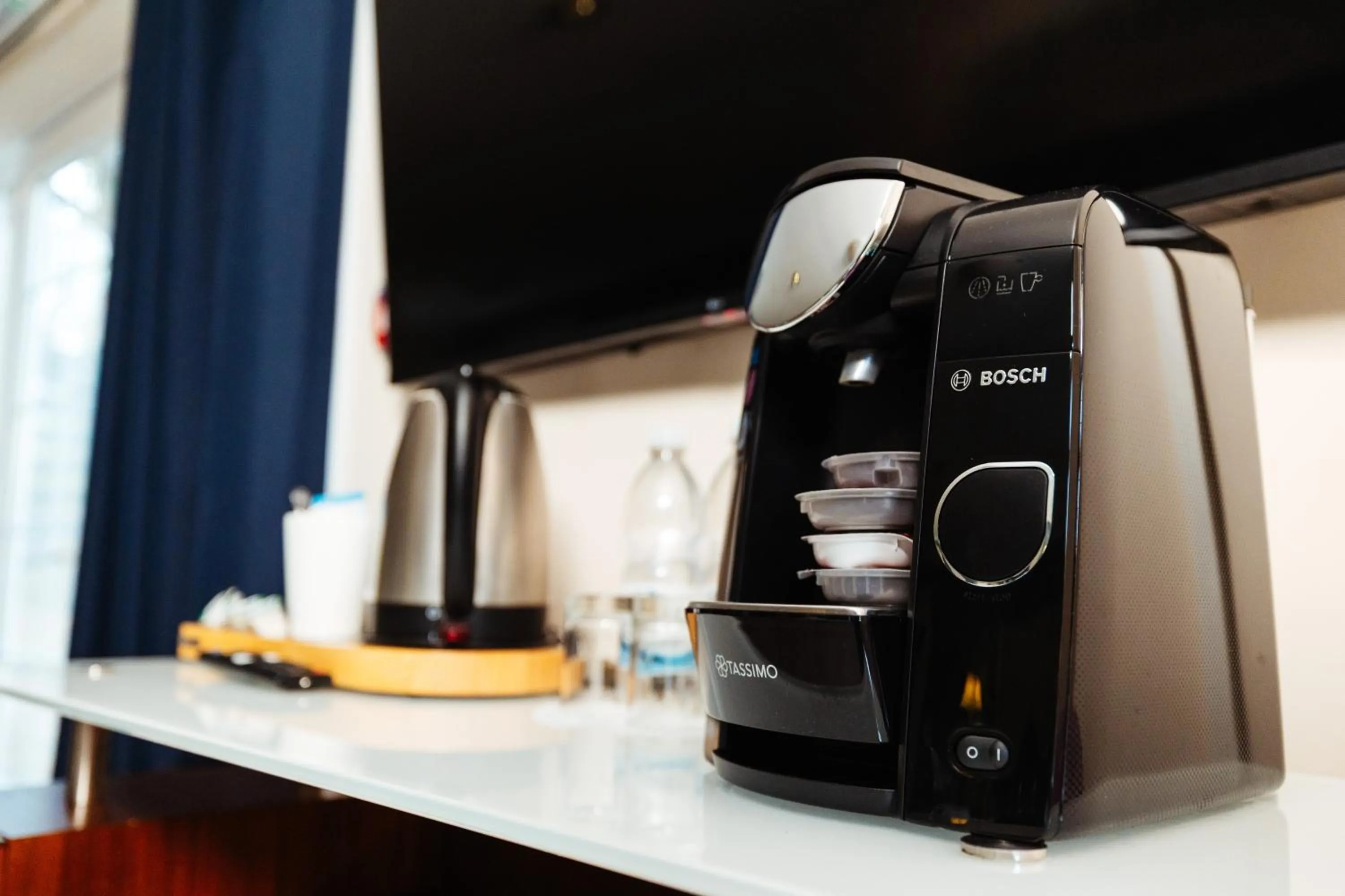 Coffee/tea facilities in Woodland Manor Hotel