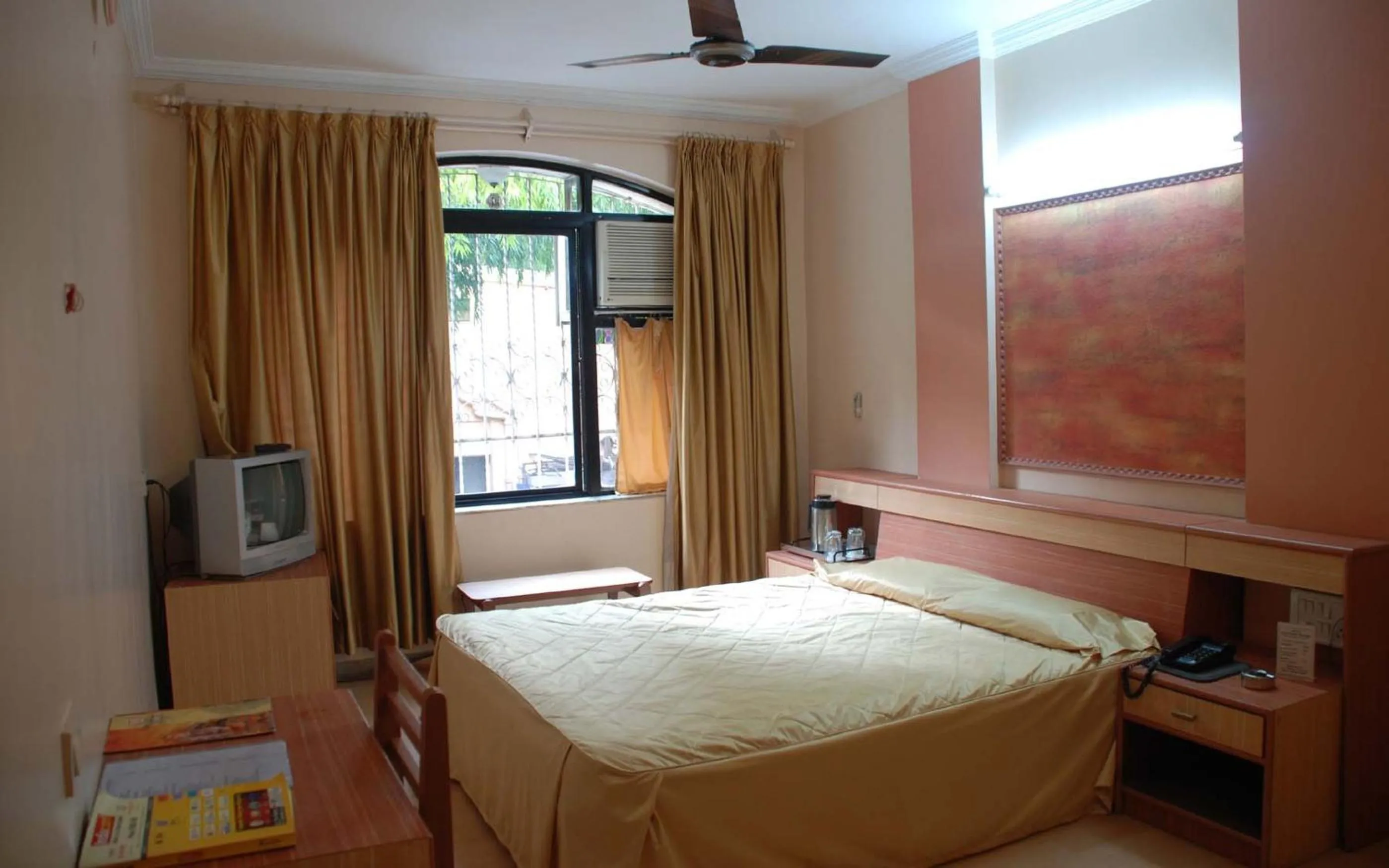 Photo of the whole room, Bed in Rutugandh Heritage