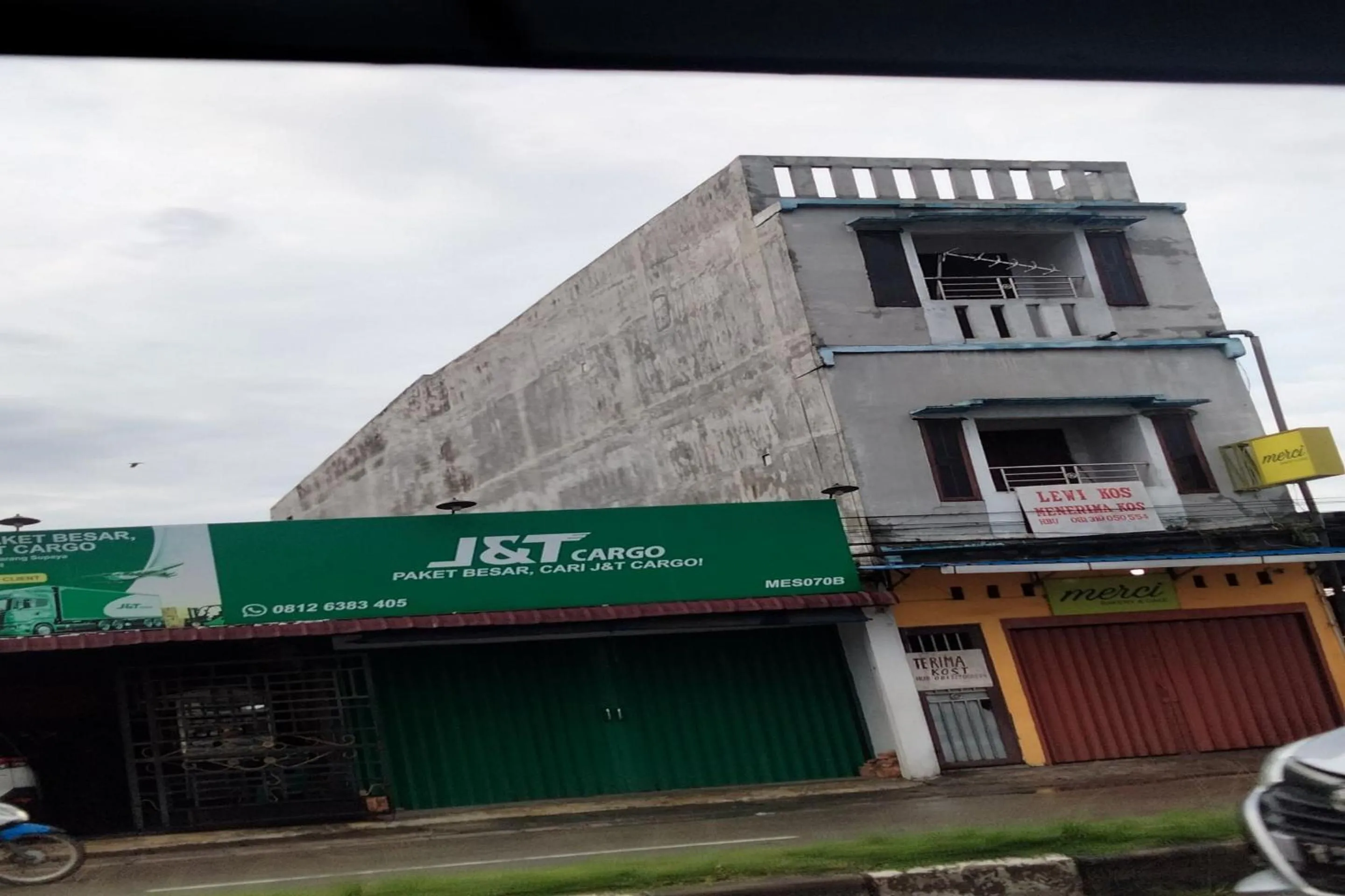 Facade/entrance in Hotel O Lewi Family Guest House Near GBKP Bangun Mulia Km. 11