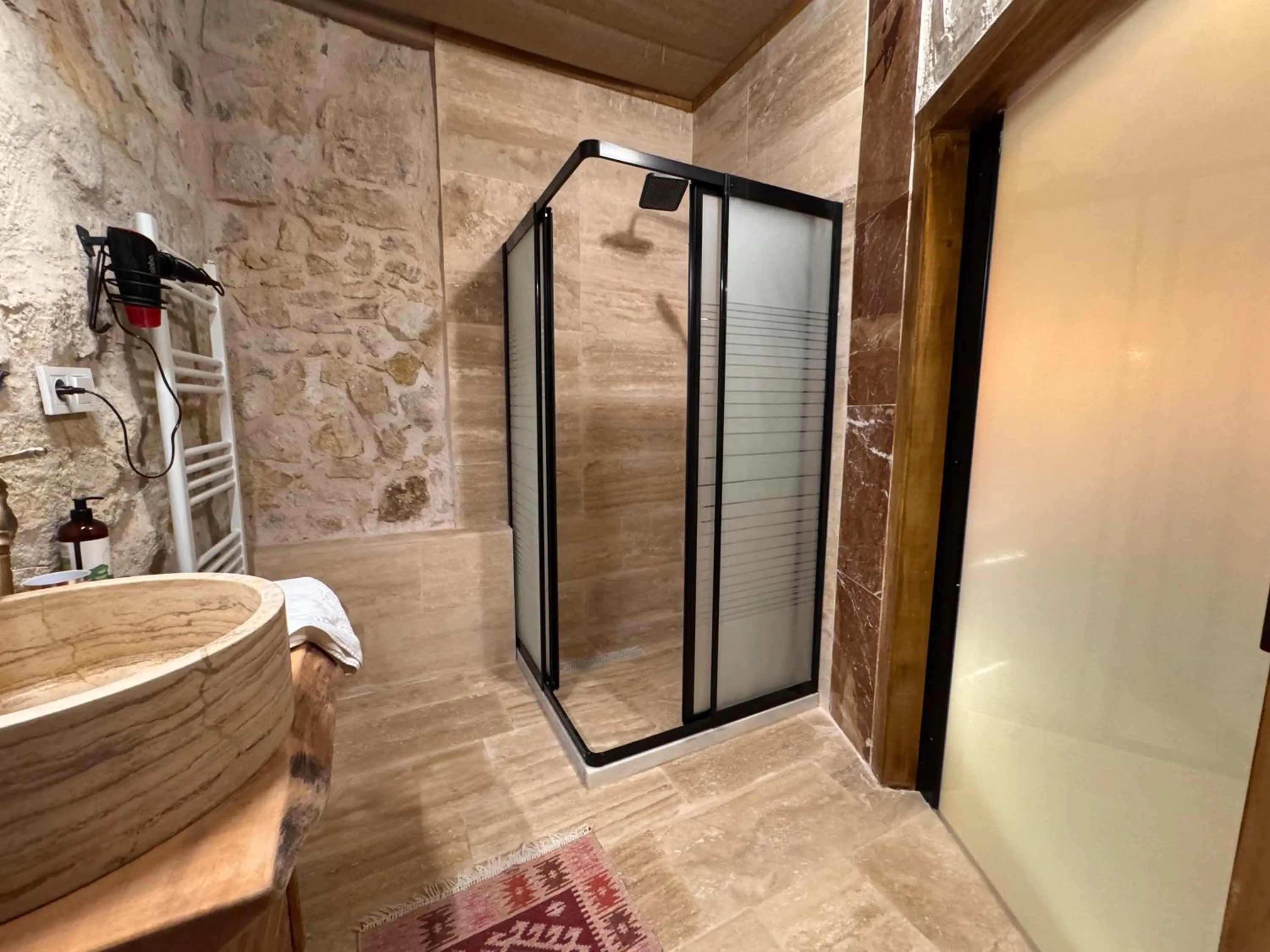 Suite with Private Pool in Ceran Stone House