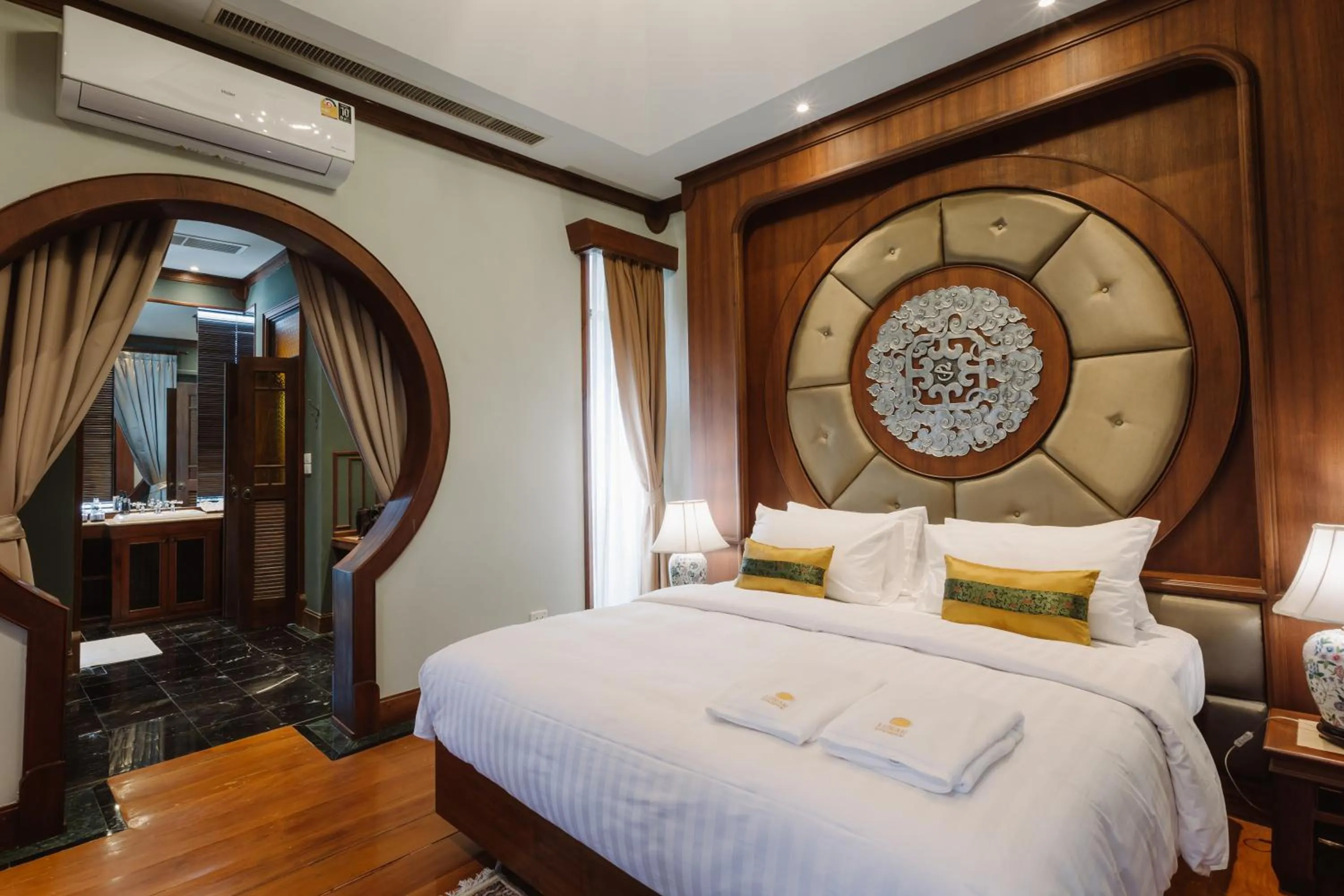 Photo of the whole room, Bed in Lunar Mansion Hotel