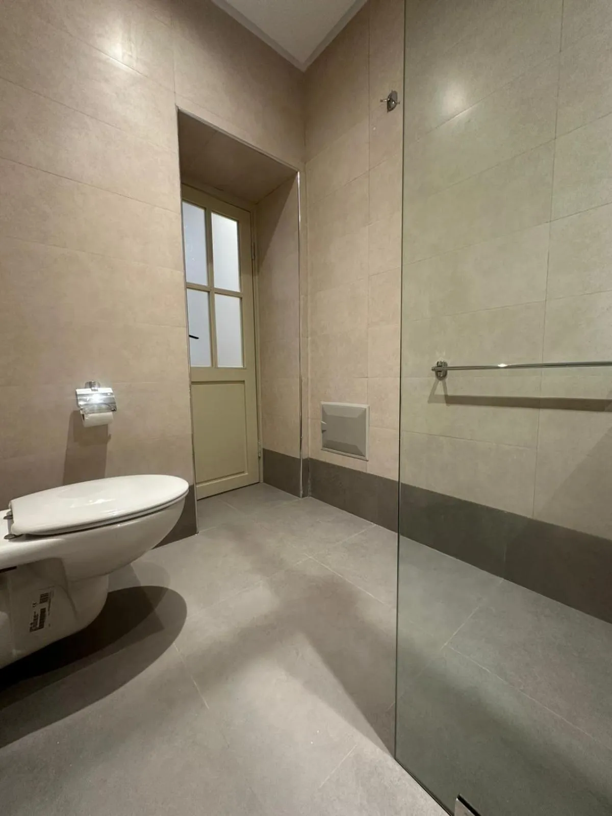 Shower in Hotel Cecil