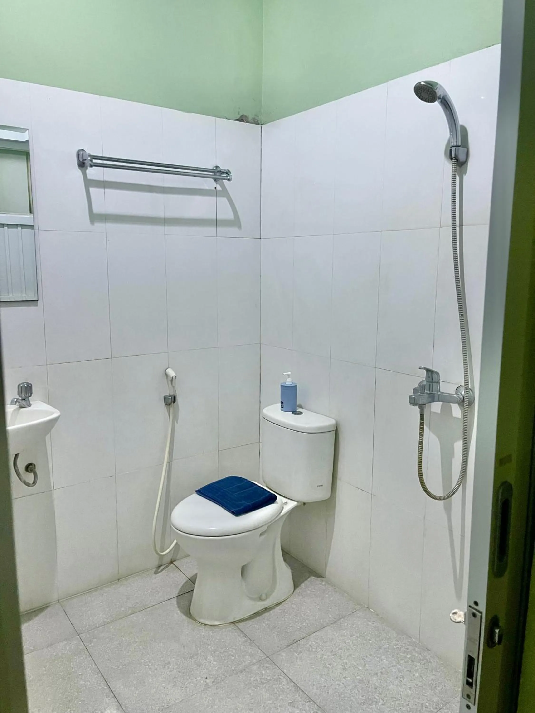 Shower in Telu Telu Solo