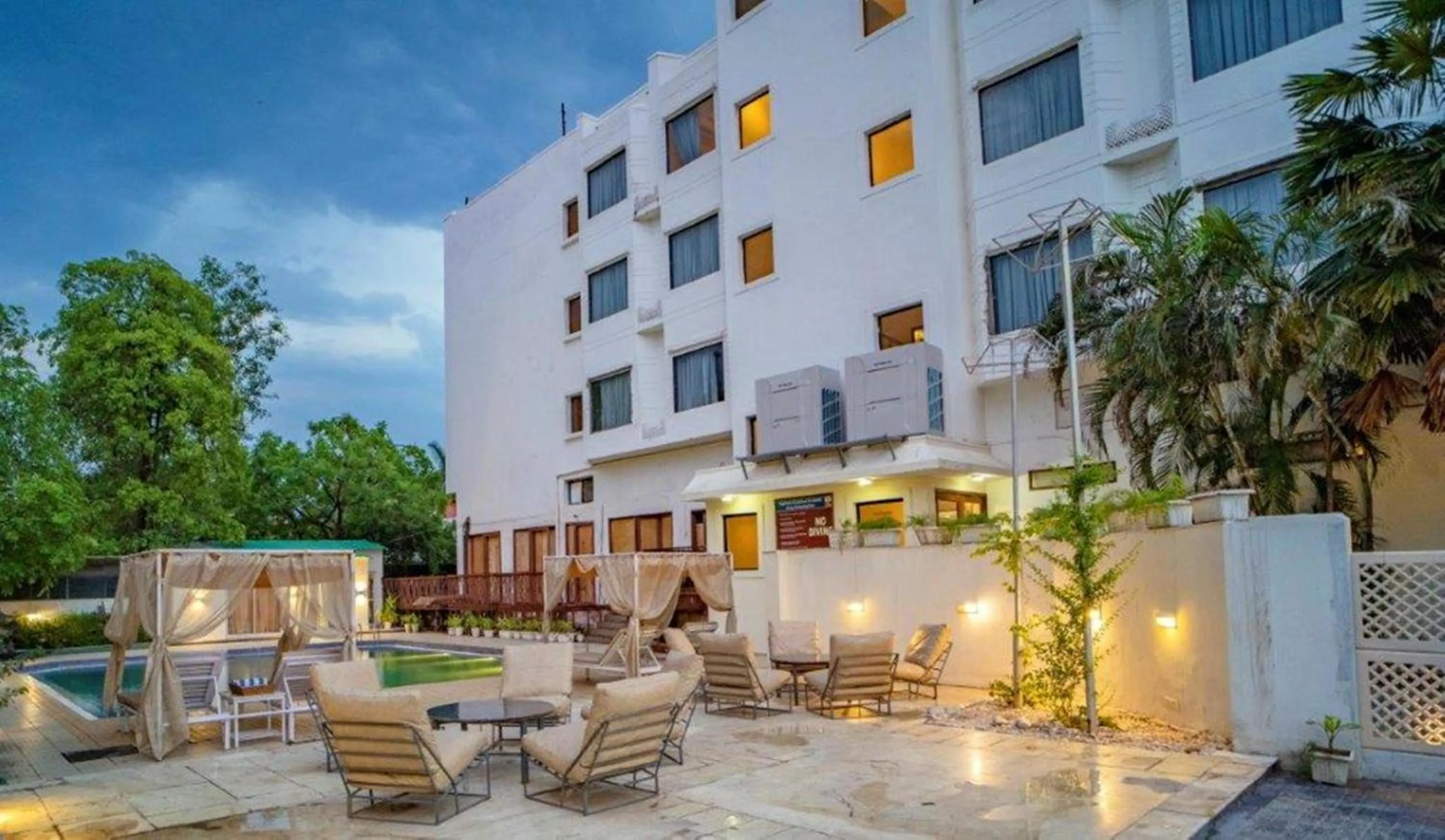 Swimming pool in Golden Tulip Udaipur