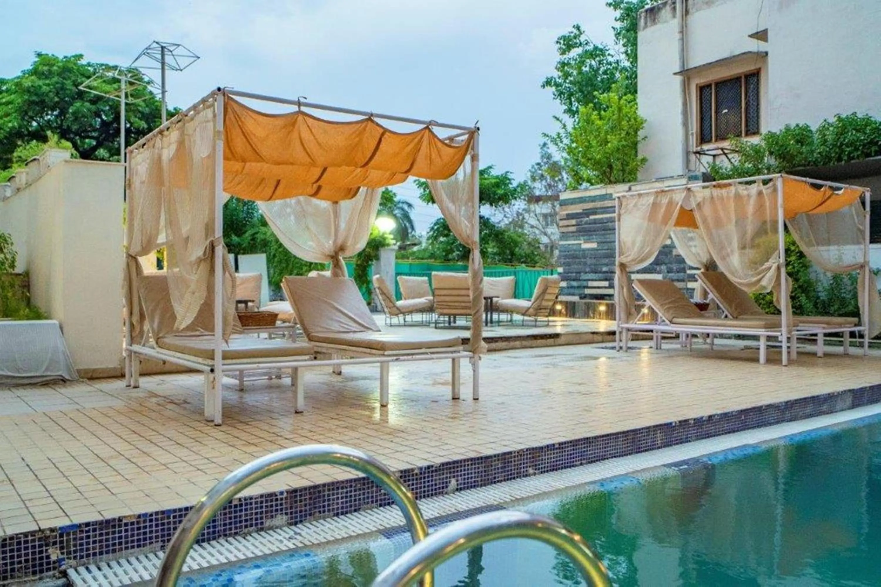 Swimming pool in Golden Tulip Udaipur