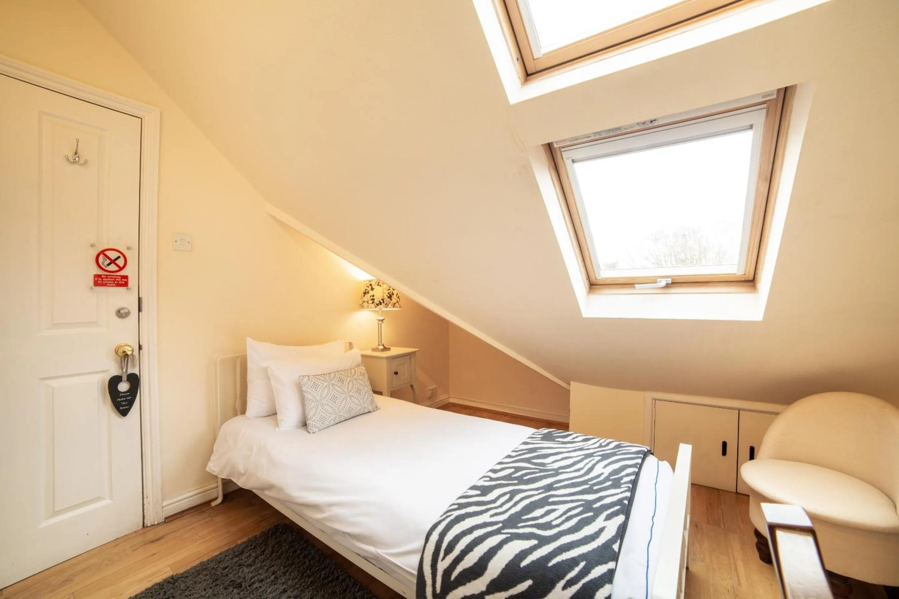 Bedroom, Bed in OYO Lonsdale Guest House