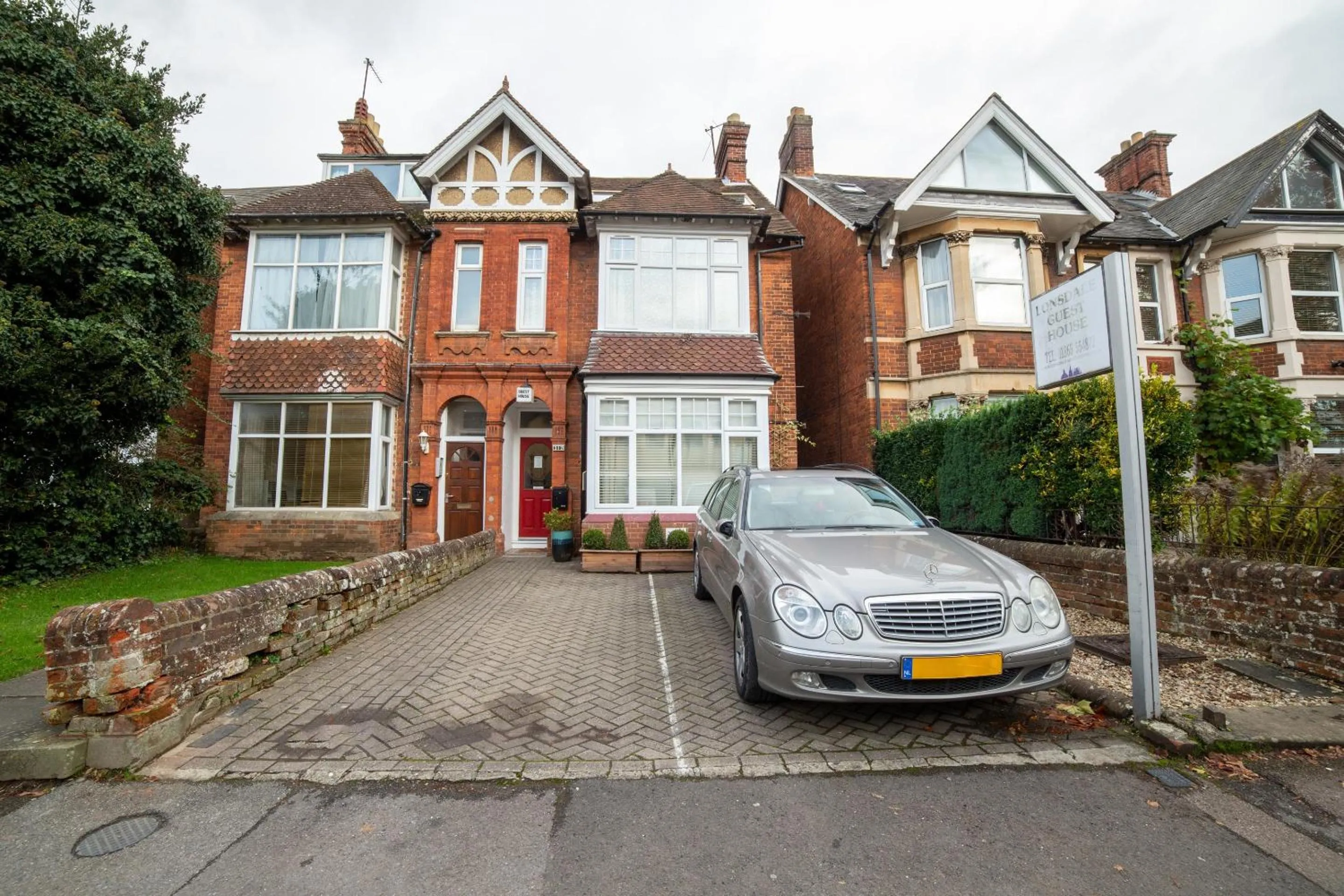 Facade/entrance in OYO Lonsdale Guest House