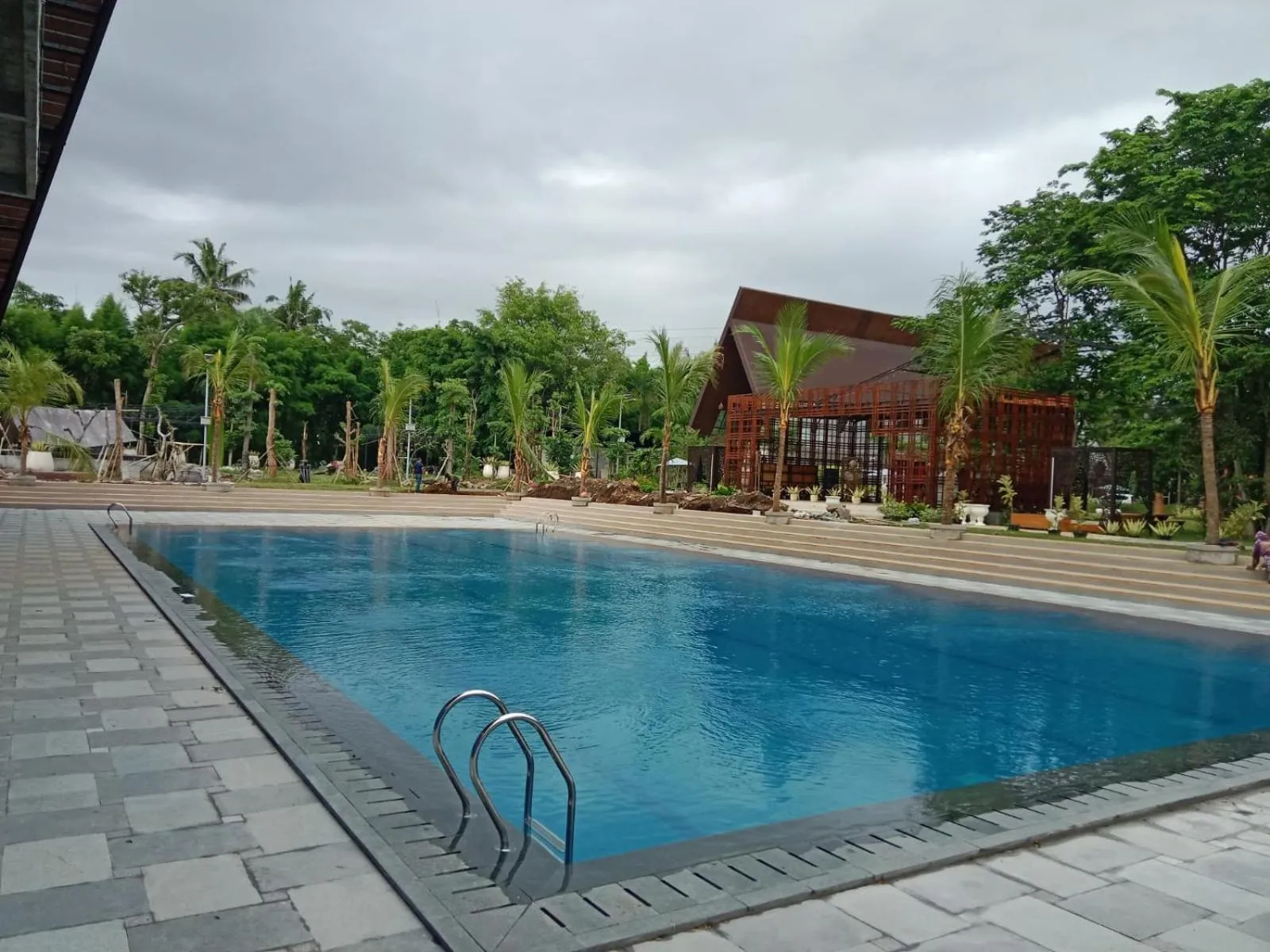 Swimming pool in Wyndham Garden Yogyakarta Hotel Conference & Action Park