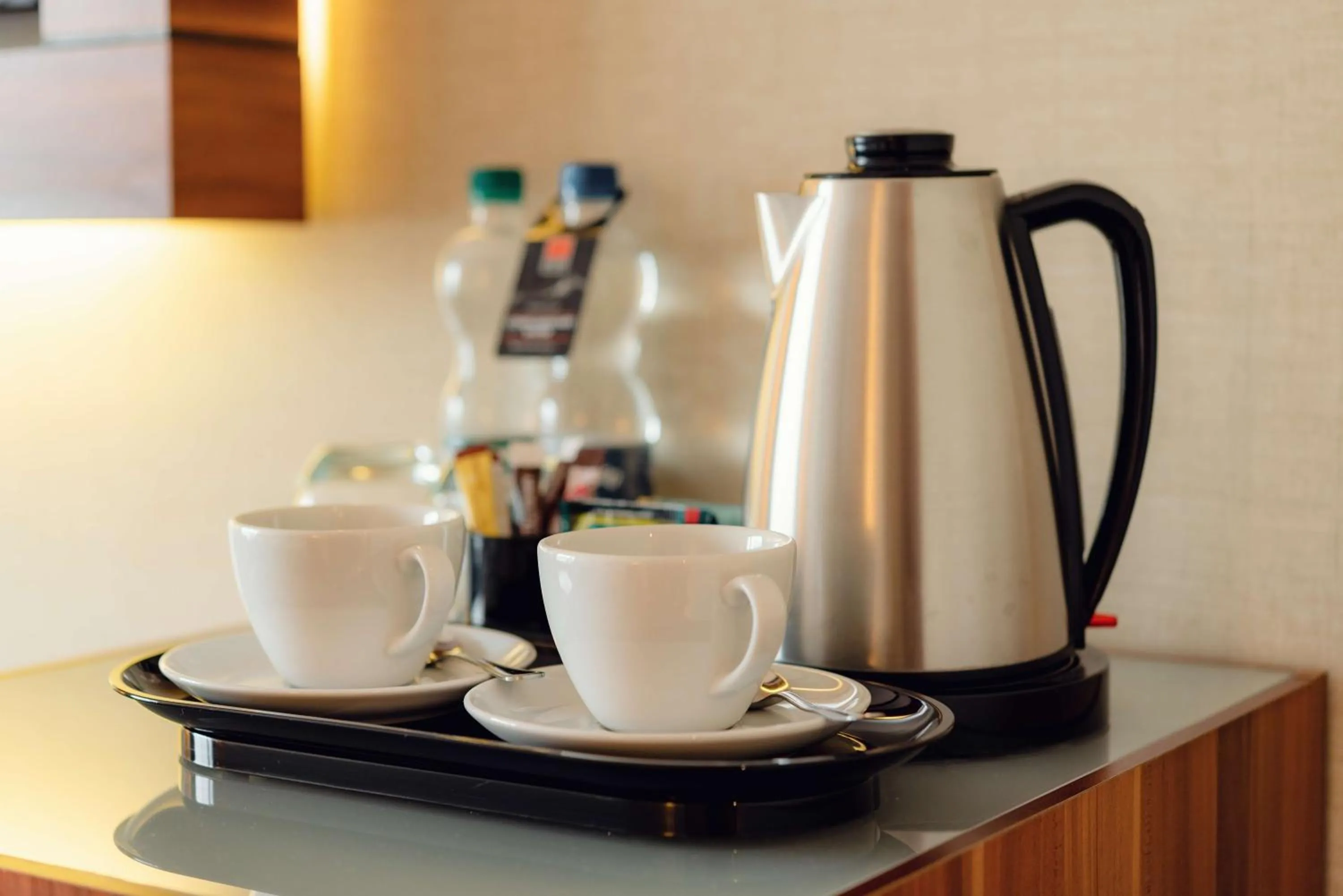 Coffee/tea facilities in Warsaw Plaza Hotel