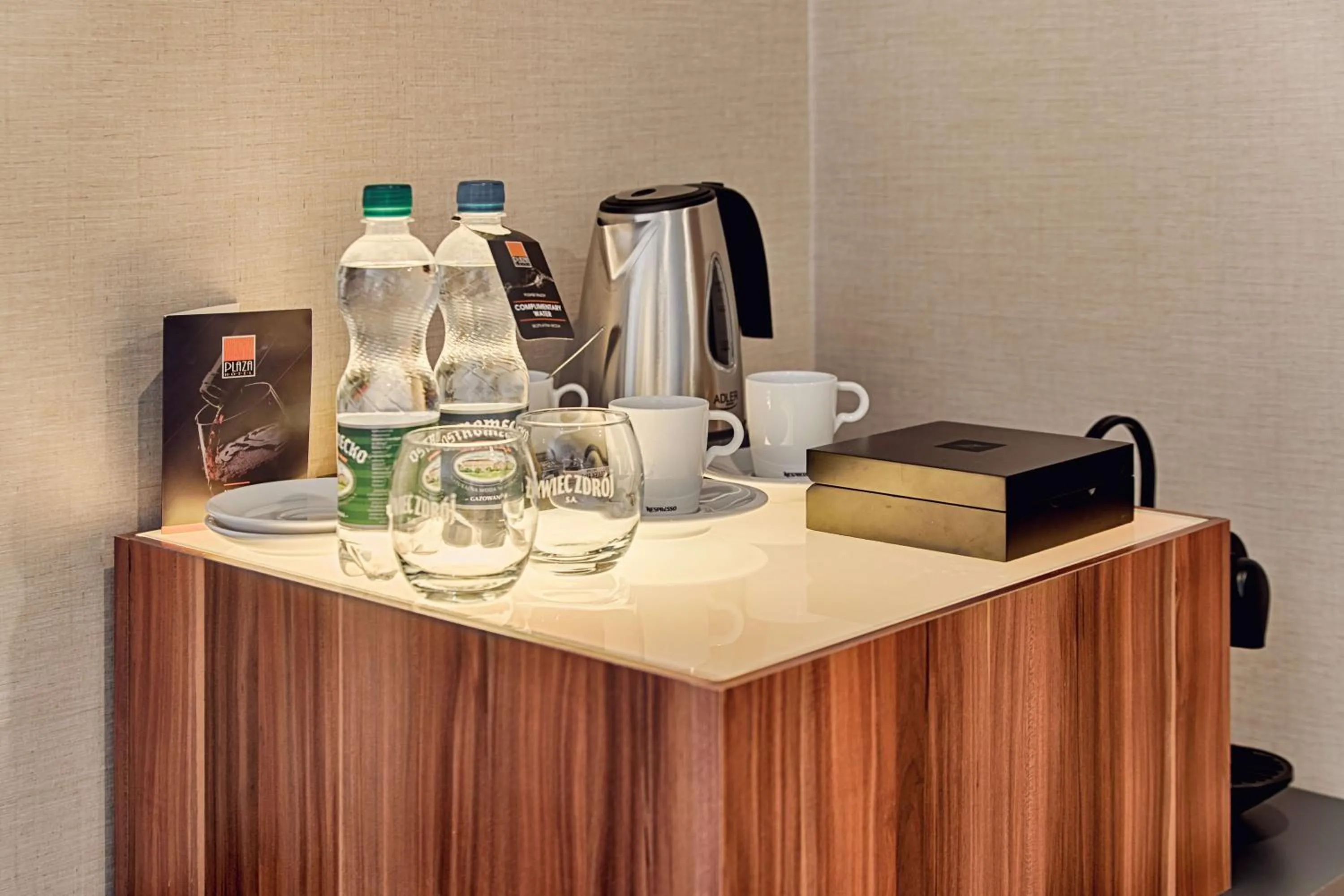 Coffee/tea facilities in Warsaw Plaza Hotel